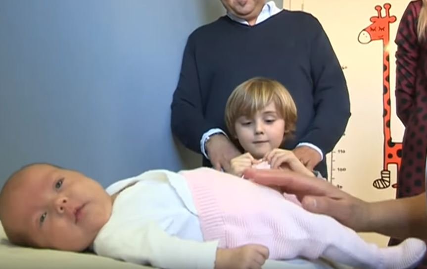 Bebé descansa sobre una camilla. Fuente: Aragon Noticias / YouTube Bebé descansa sobre una camilla. Fuente: Aragon Noticias / YouTube