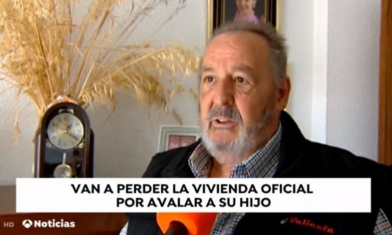 Hombre le habla al reportero. Fuente: Antena 3 Caputa