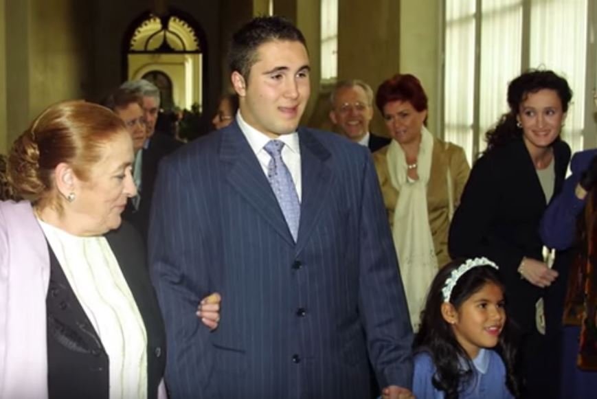 Doña Ana junto a sus nietos Kiko y Chabelita. | Foto: Captura de YouTube/RevistaDiezMinutos Doña Ana junto a sus nietos Kiko y Chabelita. | Foto: Captura de YouTube/RevistaDiezMinutos