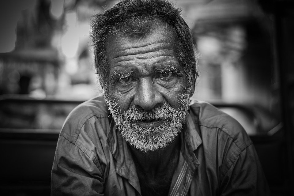 Hombre mayor con tristeza. │Foto: Pixabay