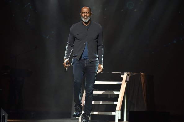 Brian McKnight performing on stage at The Motor City Soundboard, Motor City Casino in Detroit, Michigan.| Photo: Getty Images.