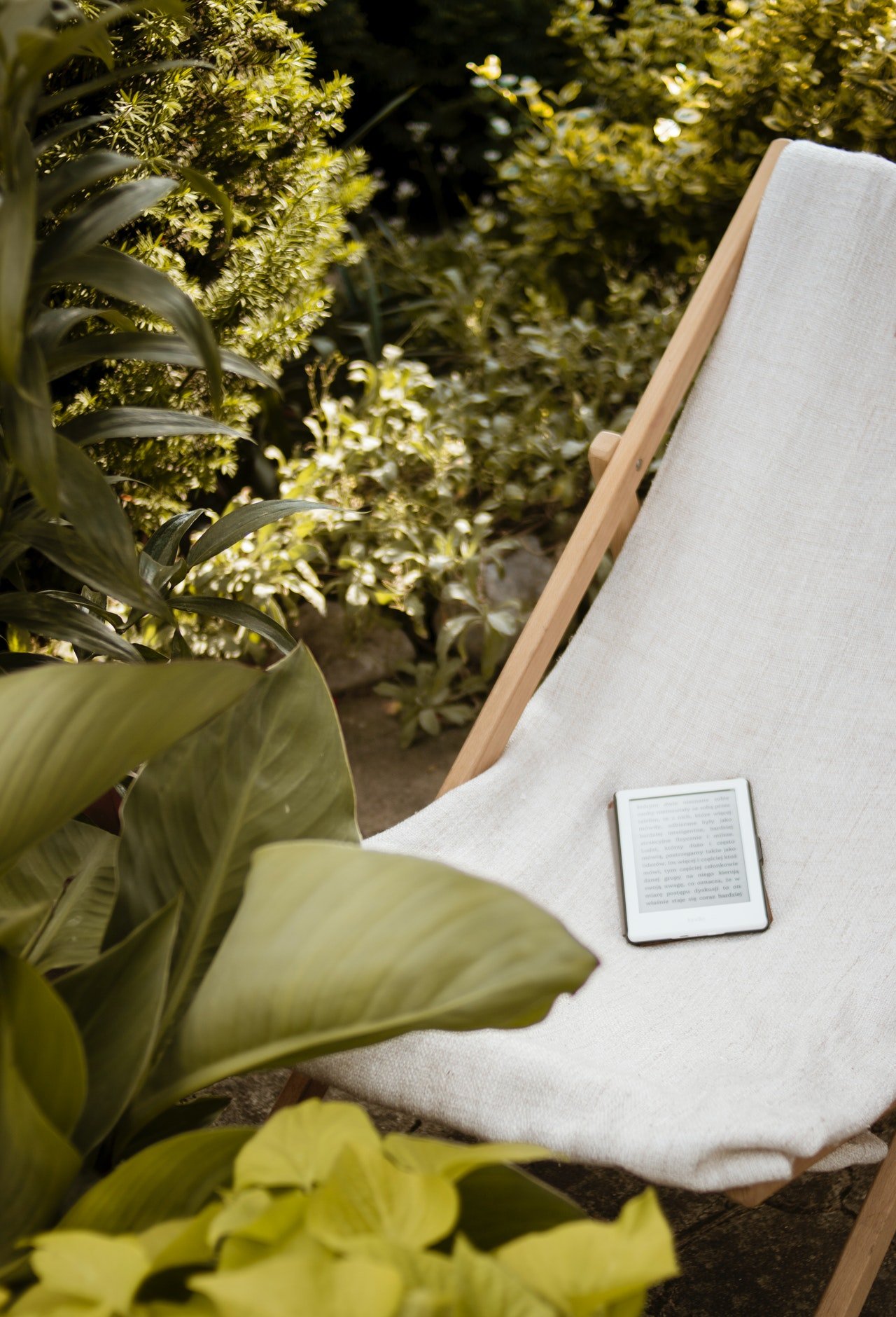 Myra and Alexandra fixed the trailer and bought outdoor furniture so she could enjoy the sea. | Source: Pexels