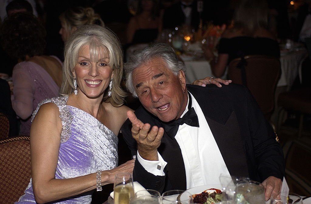 Peter Falk and wife Shera Danese at the 11th Annual St. John's Health Center Caritas Award Gala, on May 21, 2004 | Photo: GettyImages