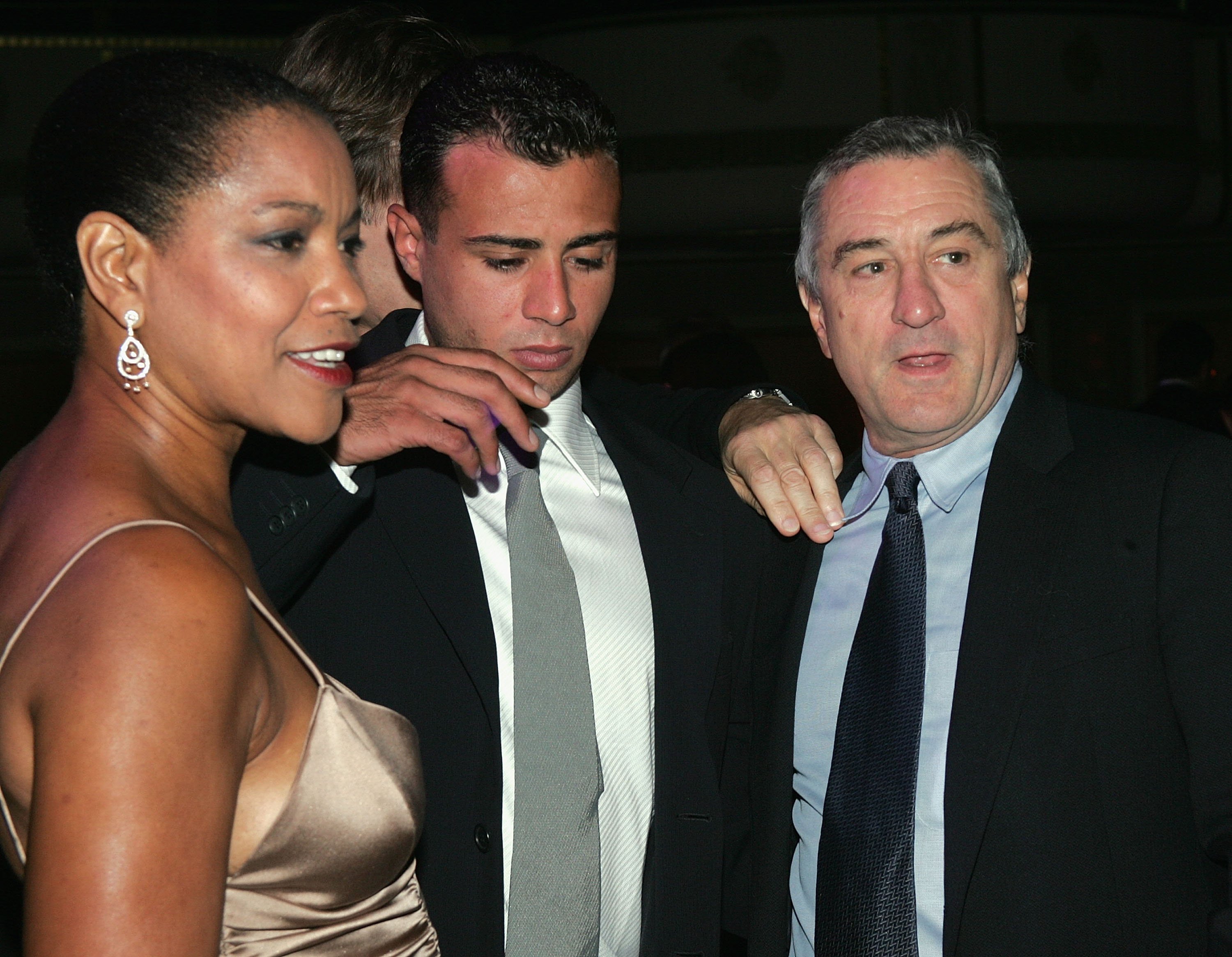 Robert de Niro con Grace Hightower y su hijo Raphael DeNiro en el Hotel Waldorf Astoria, el 29 de septiembre de 2004 en Nueva York. | Foto: Getty Images
