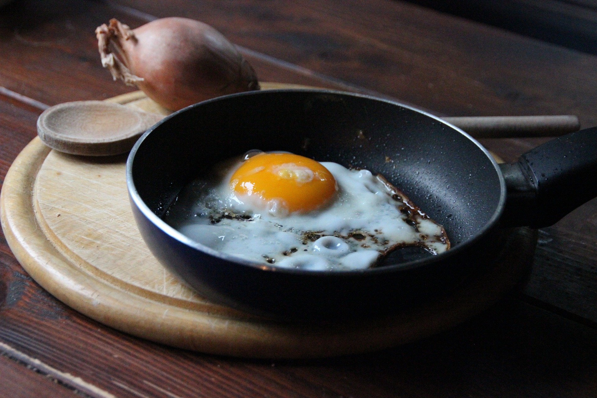 An egg frying in a pan. | Source: Pixabay 
