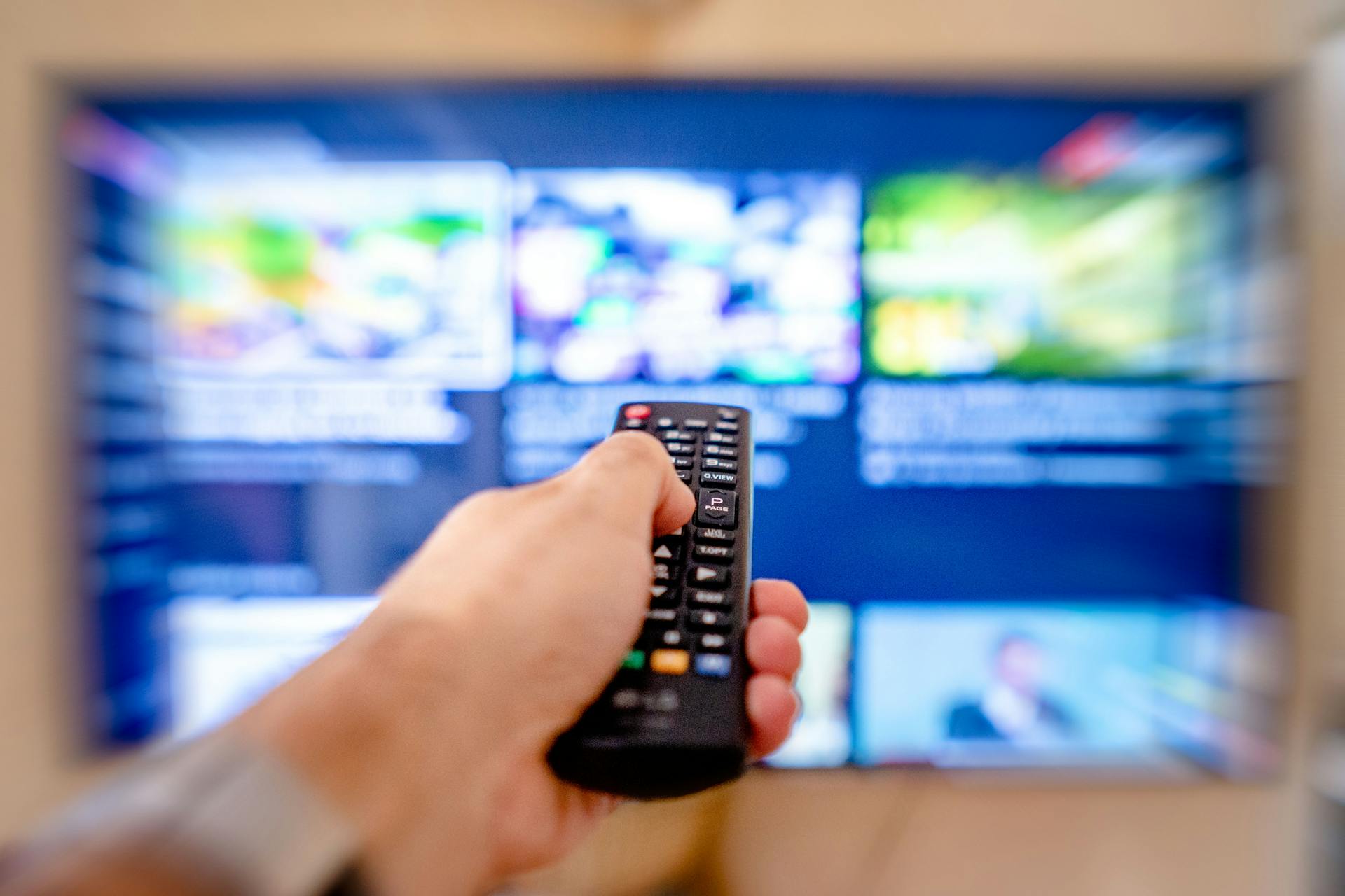 A person holding a TV remote | Source: Pexels