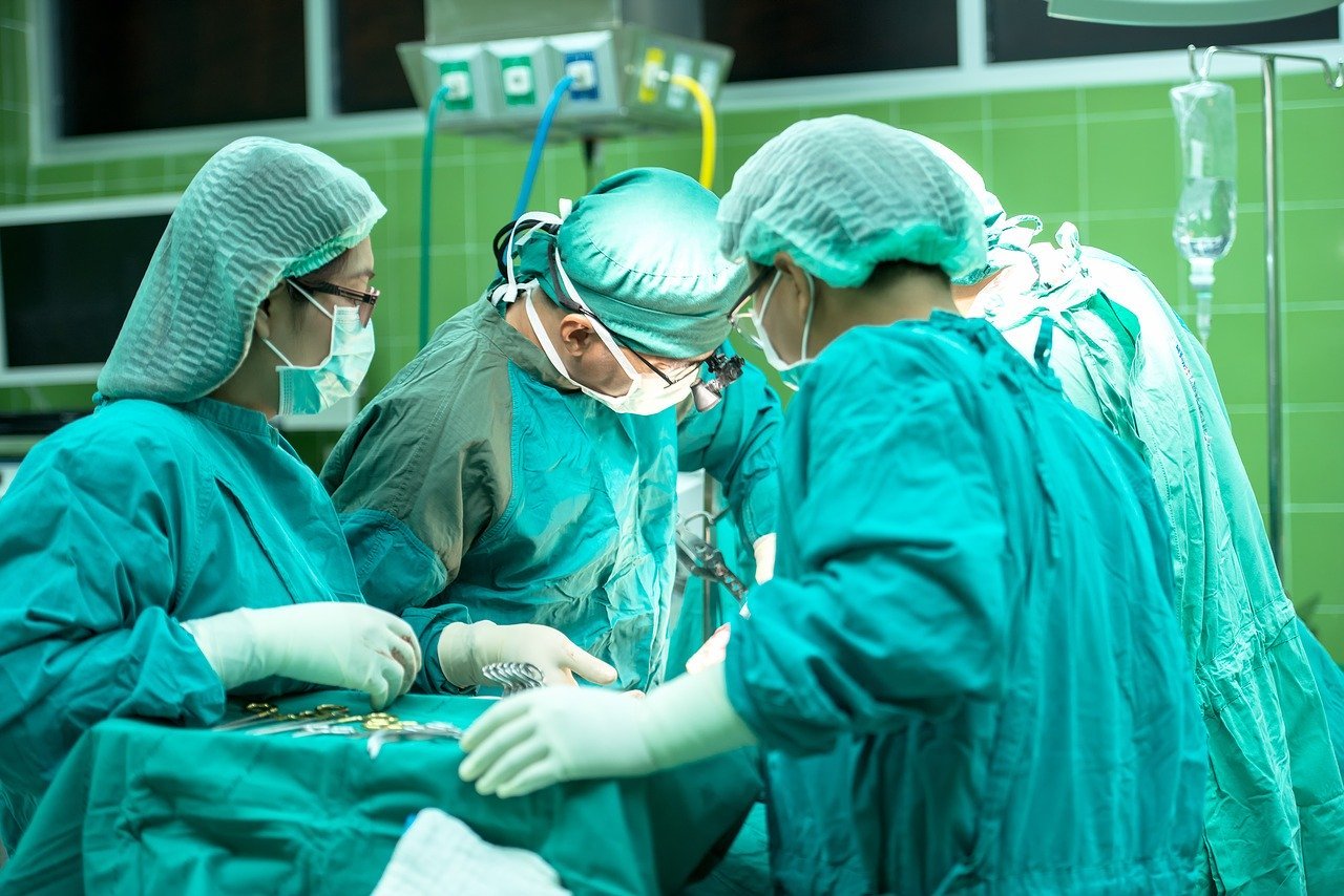 Profesionales de la salud efectúan una cirugía. | Foto: Pixabay