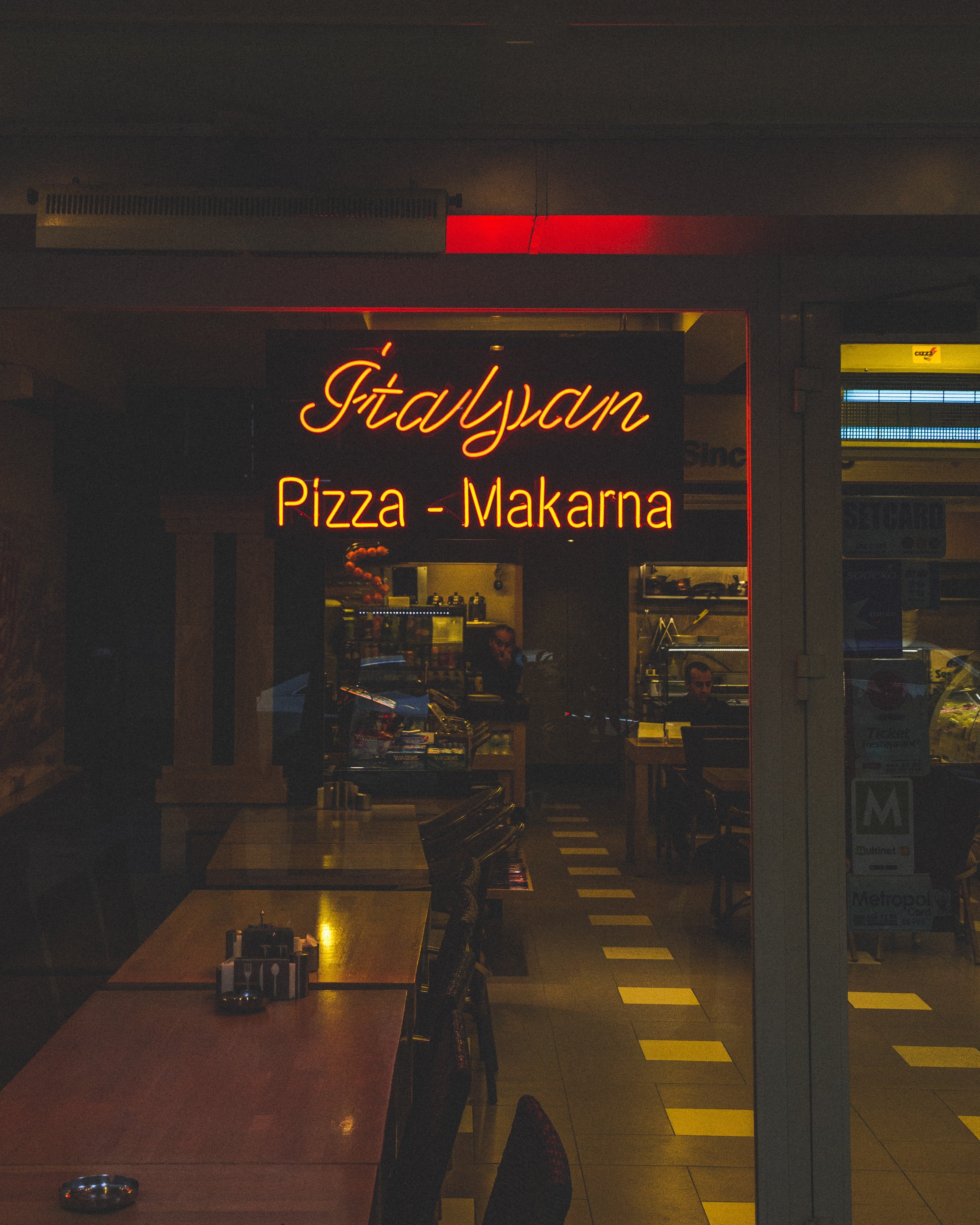 Arnold realized that the pizzeria must have once been successful based on its interior design. | Source: Pexels