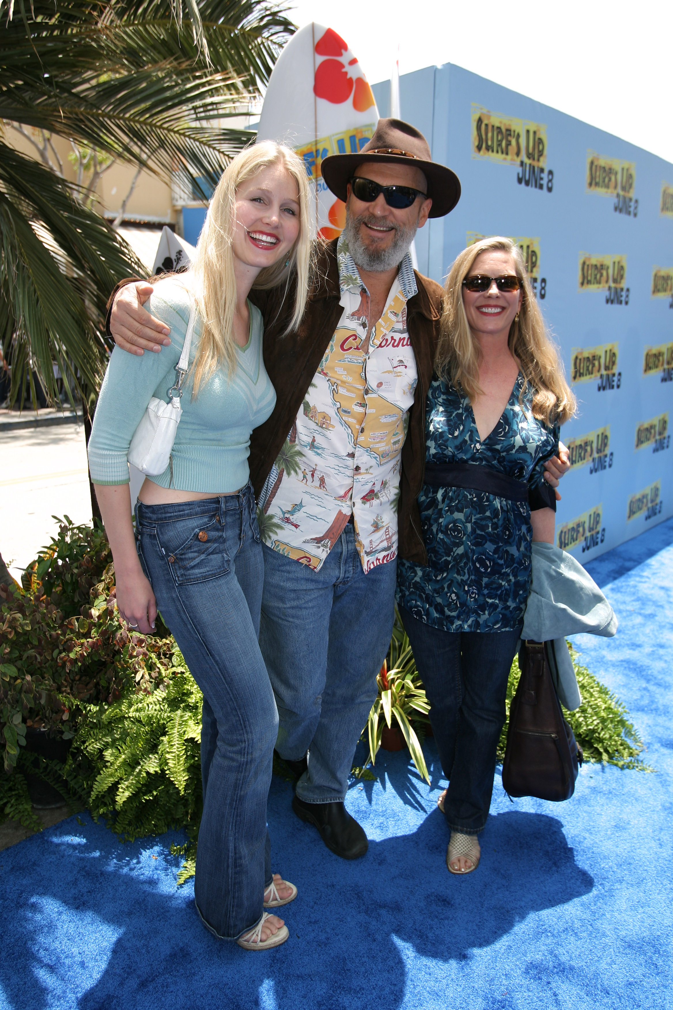 Susan and Jeff Bridges with their daughter Hayley at the "Surf's Up" premiere in Westwood, California, on June 2, 2007 | Source: Getty Images