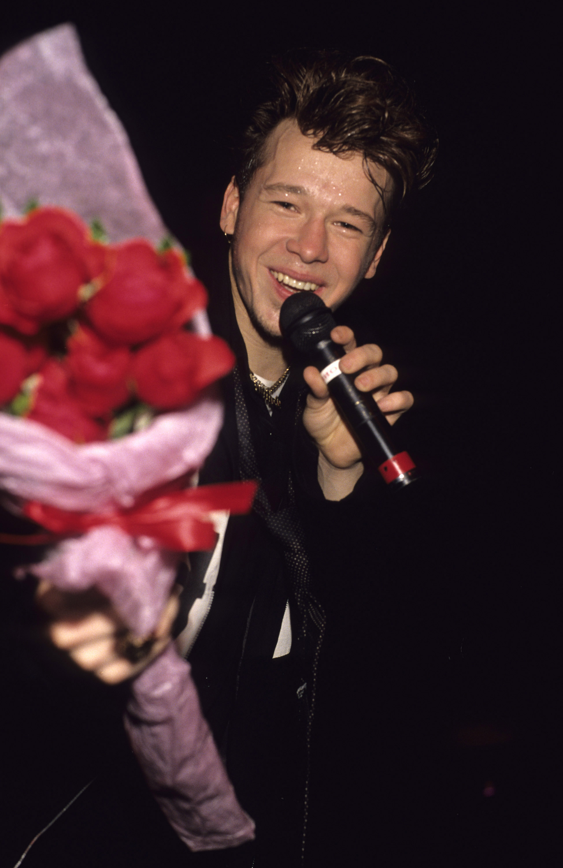 Donnie Wahlberg singing onstage circa 1989. | Source: Getty Images