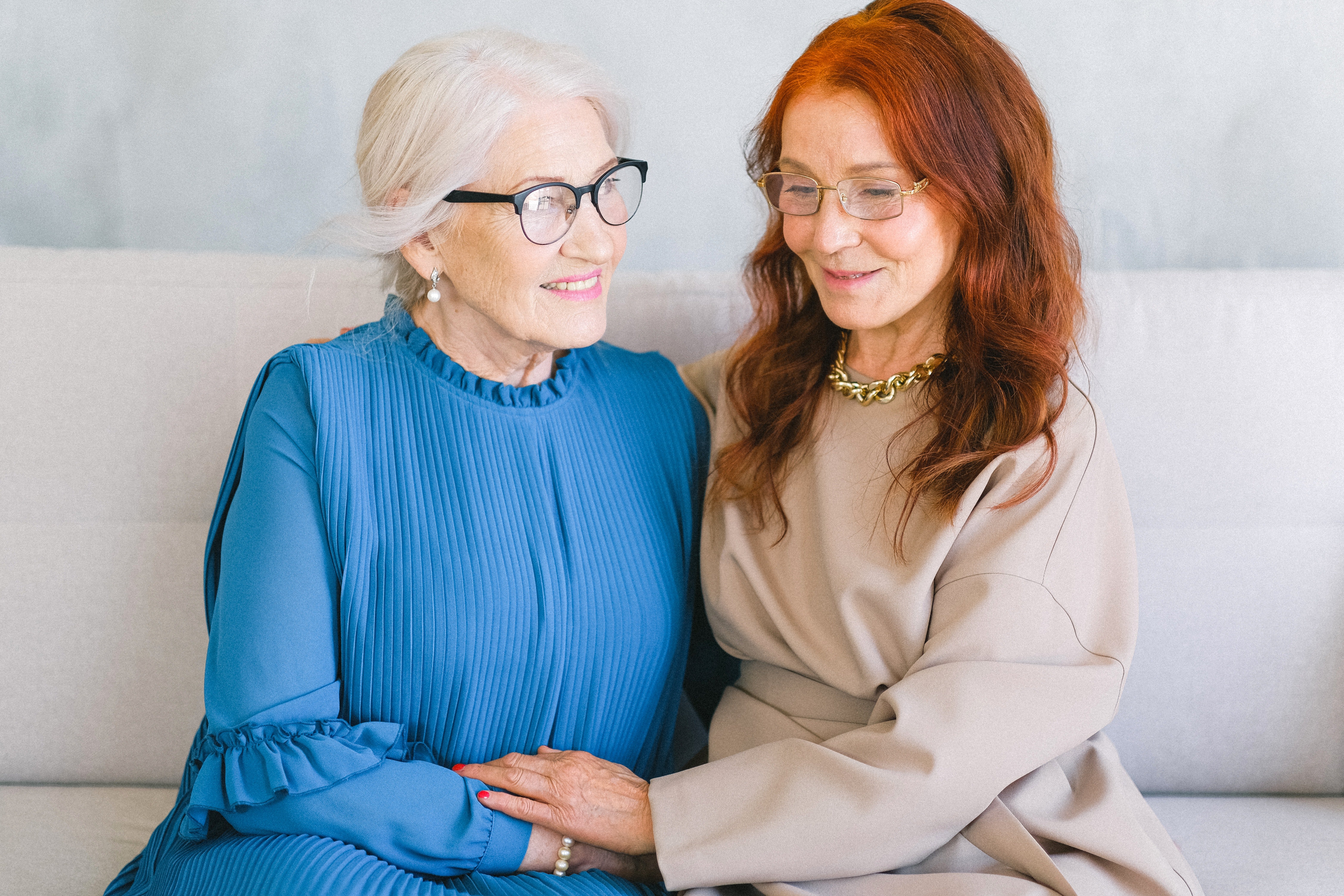 Zwei Seniorinnen sitzen  | Quelle: Pexels