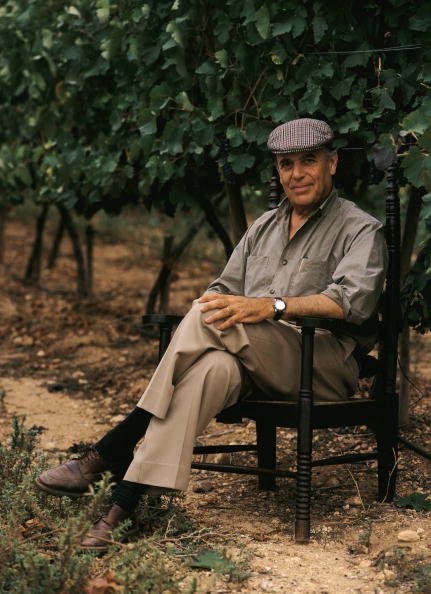 Carlos Falco, marqués de Griñón, en su propiedad de Toledo con una copa de vino. | Foto: Getty Images