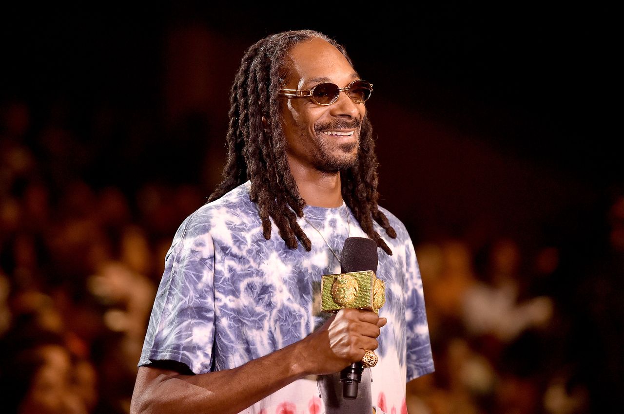 Snoop onstage at the BET Hip Hop Awards Show 2015 at the Atlanta Civic Center on October 9, 2015 in Atlanta, Georgia. | Source: Getty Images