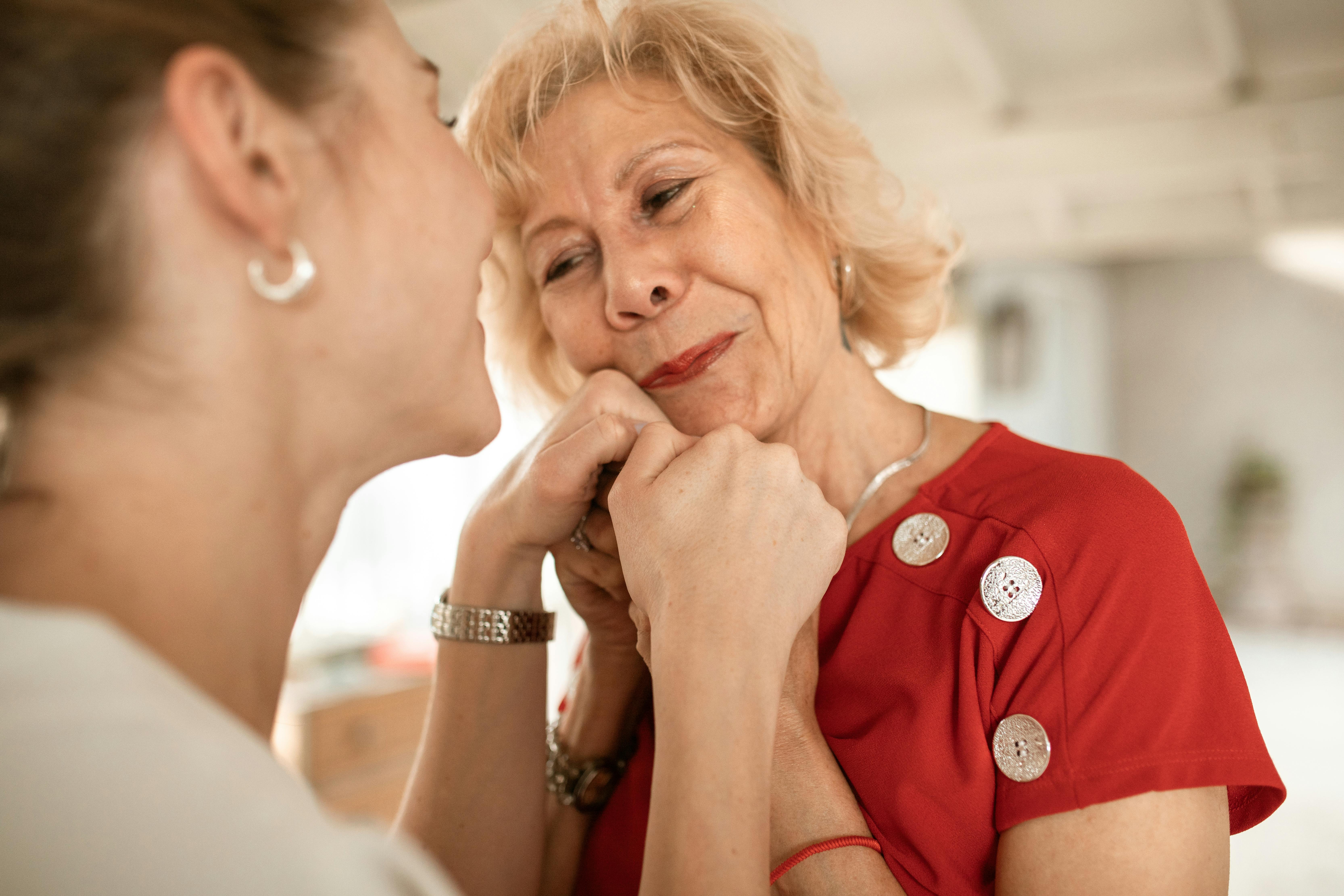 An older woman bonding with a younger one | Source: Pexels