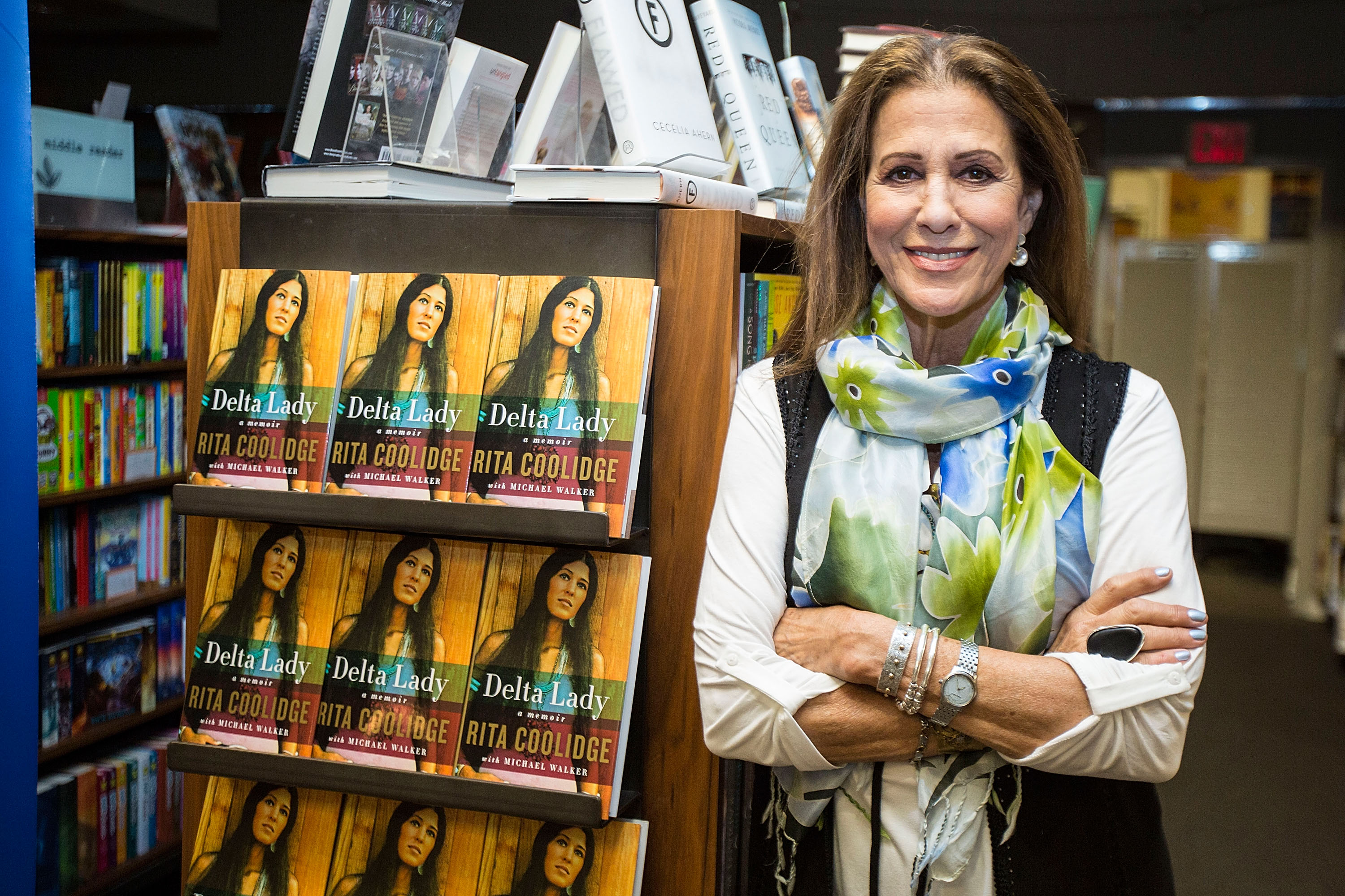 The songwriter posing before her book signing for "Delta Lady" at Warwick's on April 13, 2016, in La Jolla, California | Source: Getty Images