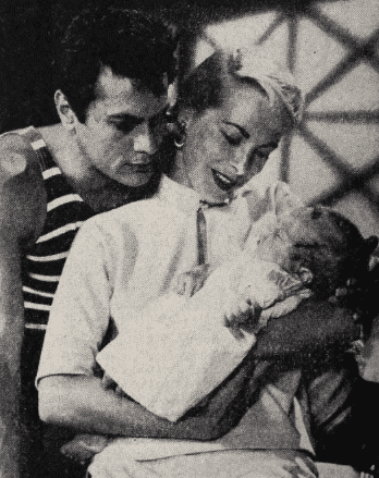 Tony Curtis, Janet Leigh, and daughter Kelly Curtis, in Photoplay on December 1956. | Photo: Public Domain,  Wikimedia Commons