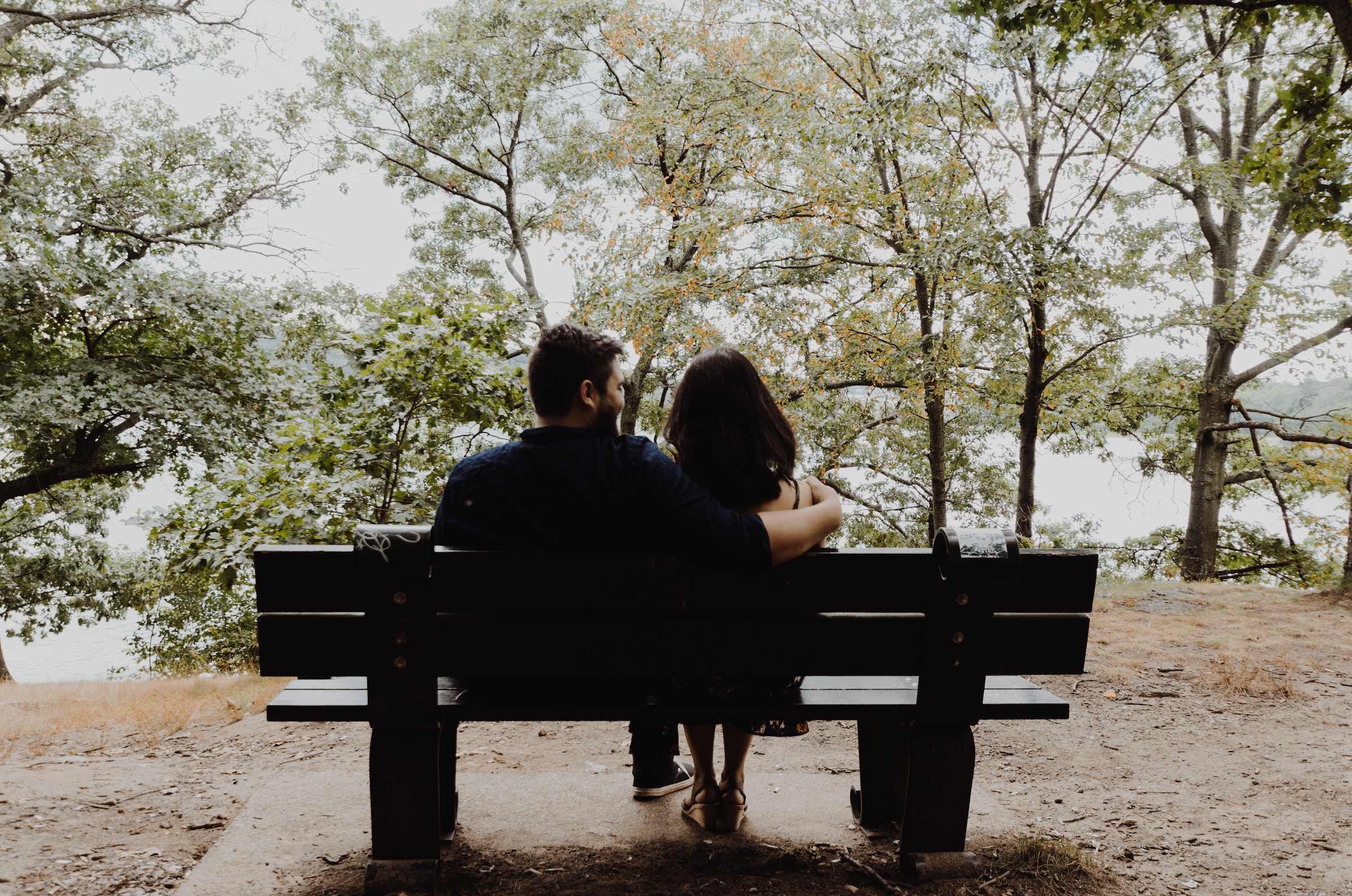 Couple sitting on bench | Source: Unsplash