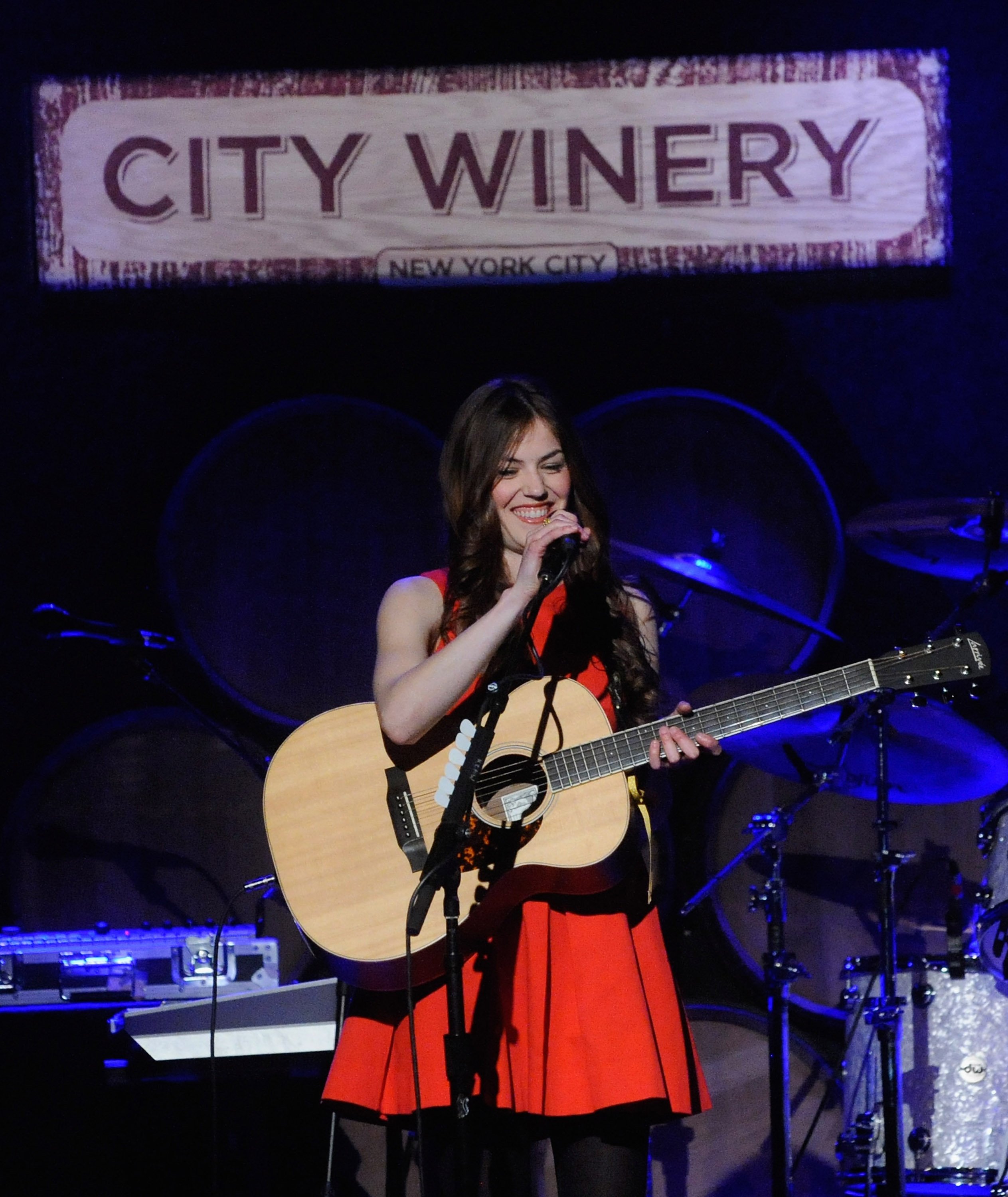  Kevin Costner's daughter, Lily Costner performs at City Winery on April 9, 2012, in New York City. | Source: Getty Images