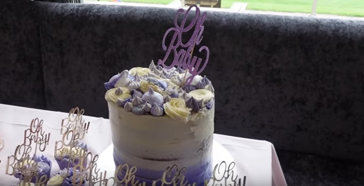 Kuchen und Cupcakes von der Babyparty | Quelle: YouTube/The Radford Family Kuchen und Cupcakes von der Babyparty | Quelle: YouTube/The Radford Family