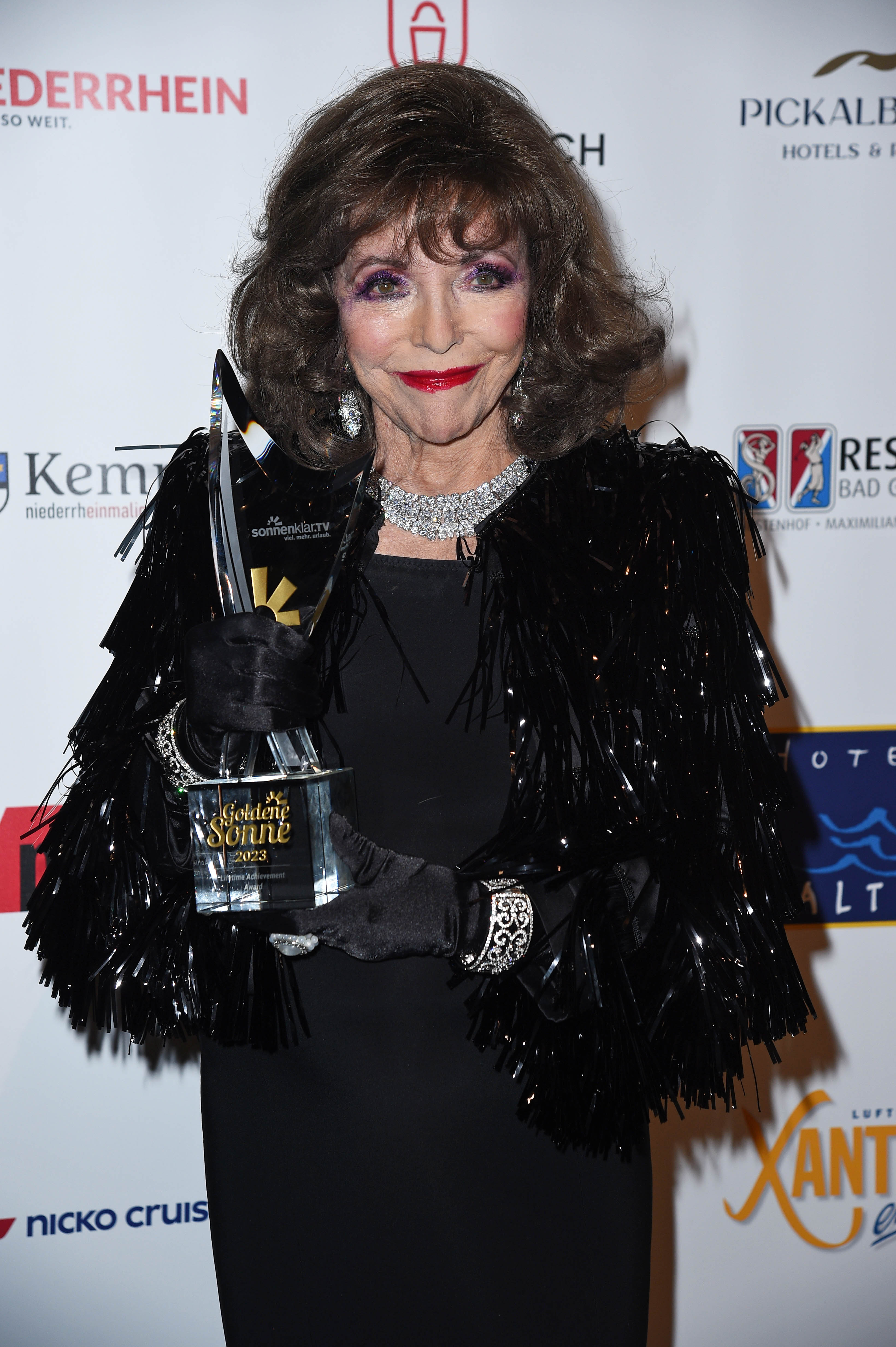 Joan Collins during the Goldene Sonne Award on April 22, 2023 in Kalkar, Germany | Source: Getty Images