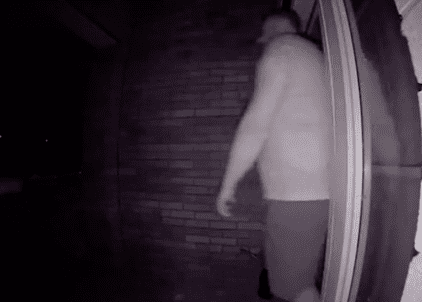 Doorbell camera shows a woman that there was a man on her porch. | Source: Tiktok.com/kaylie271