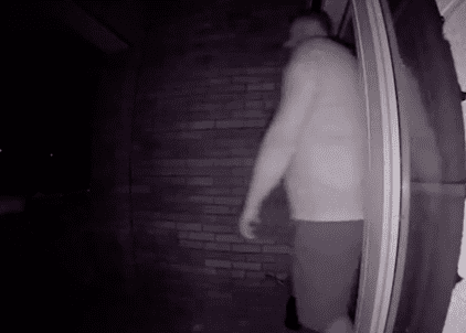 Doorbell camera shows a woman that there was a man on her porch. | Source: tiktok.com/kaylie271