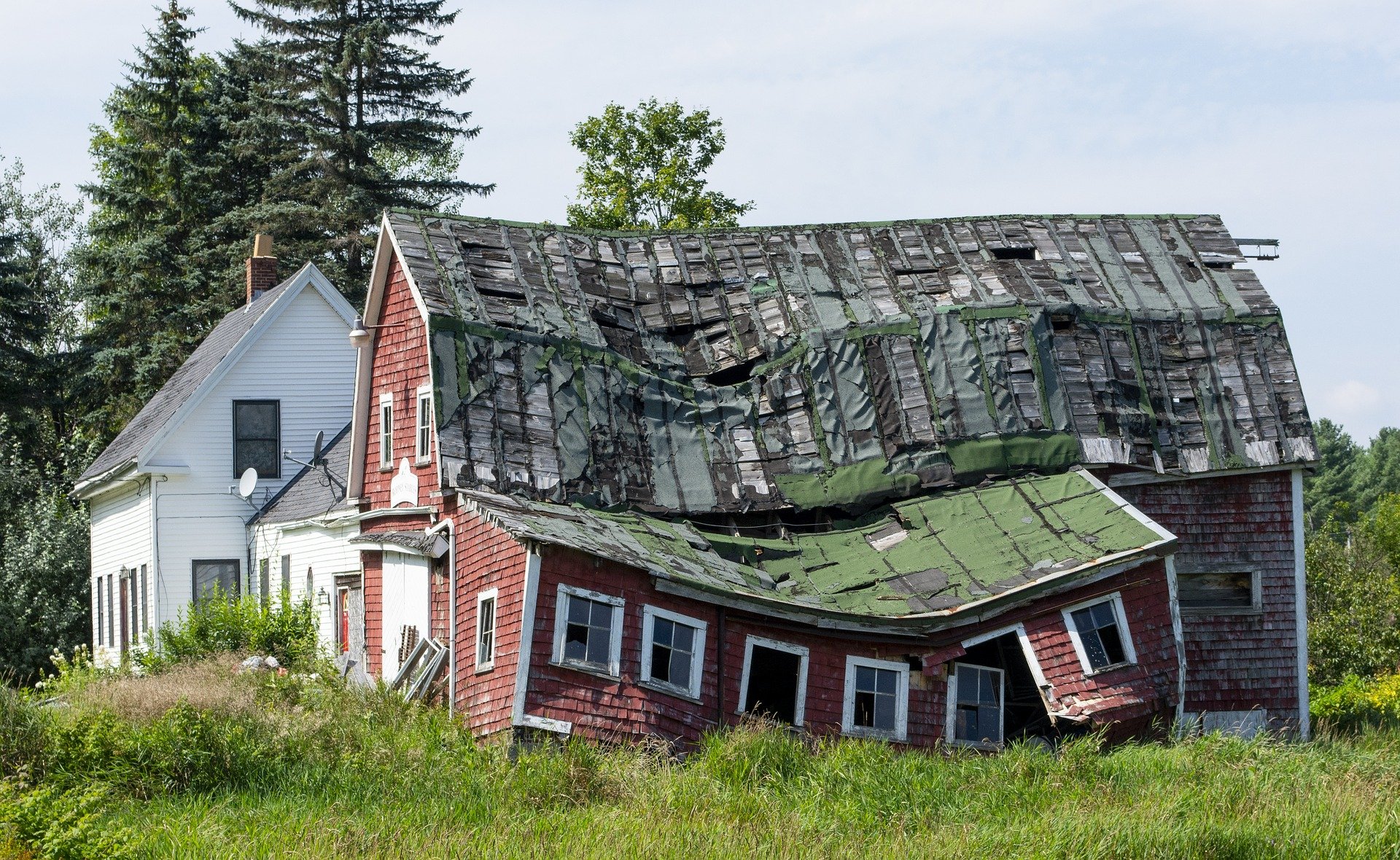 Pictured - Collapsed house with a pitched roof | Source: Pixabay