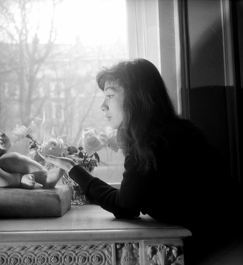 La actriz y cantante francesa, Juliette Gréco, sentada frente a una de las ventanas de su casa en París, en 1951. | Foto: Getty Images La actriz y cantante francesa, Juliette Gréco, sentada frente a una de las ventanas de su casa en París, en 1951. | Foto: Getty Images