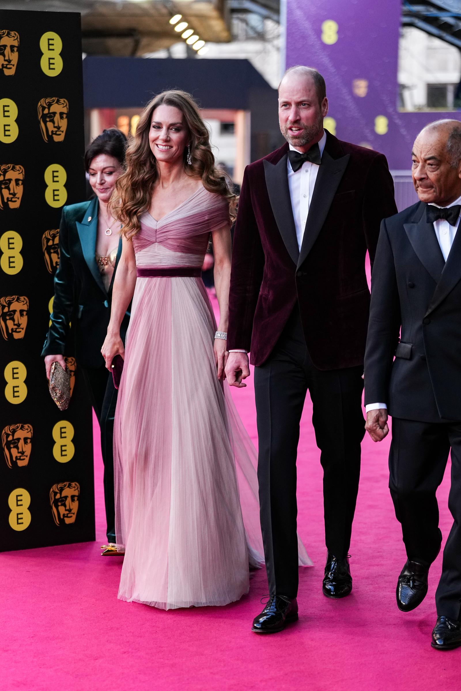 Smiling as they arrived at the 2026 EE BAFTA Awards in London, the Prince and Princess of Wales appeared composed and coordinated, their matching maroon accents tying their looks together. The Princess carried a tonal clutch as the couple moved along the carpet, drawing the attention of waiting photographers.