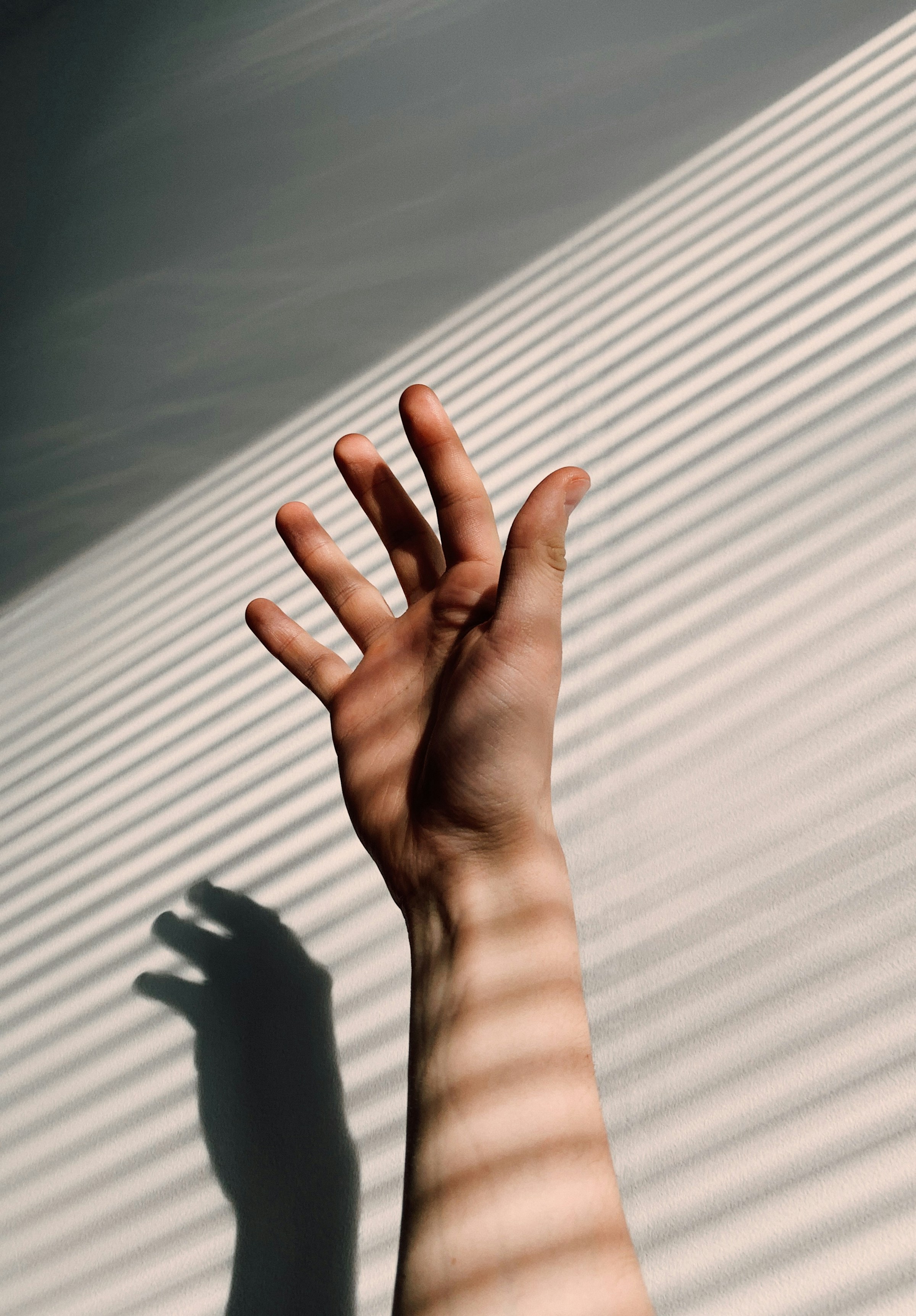 A man's outstretched hand | Source: Unsplash