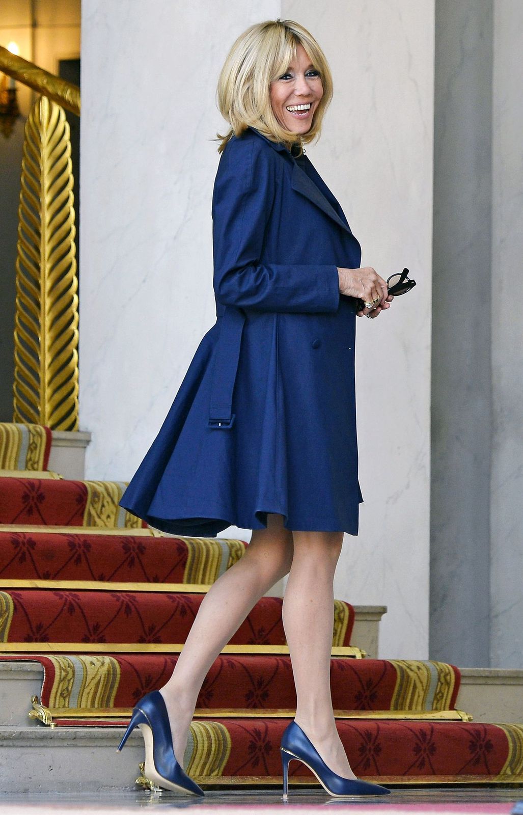 La première dame française Brigitte Macron quitte le palais de l'Élysée pour assister à l'hommage rendu à Xavier Jugele, policier décédé, le 20 avril 2018 à Paris, en France. | Photo : Getty Images