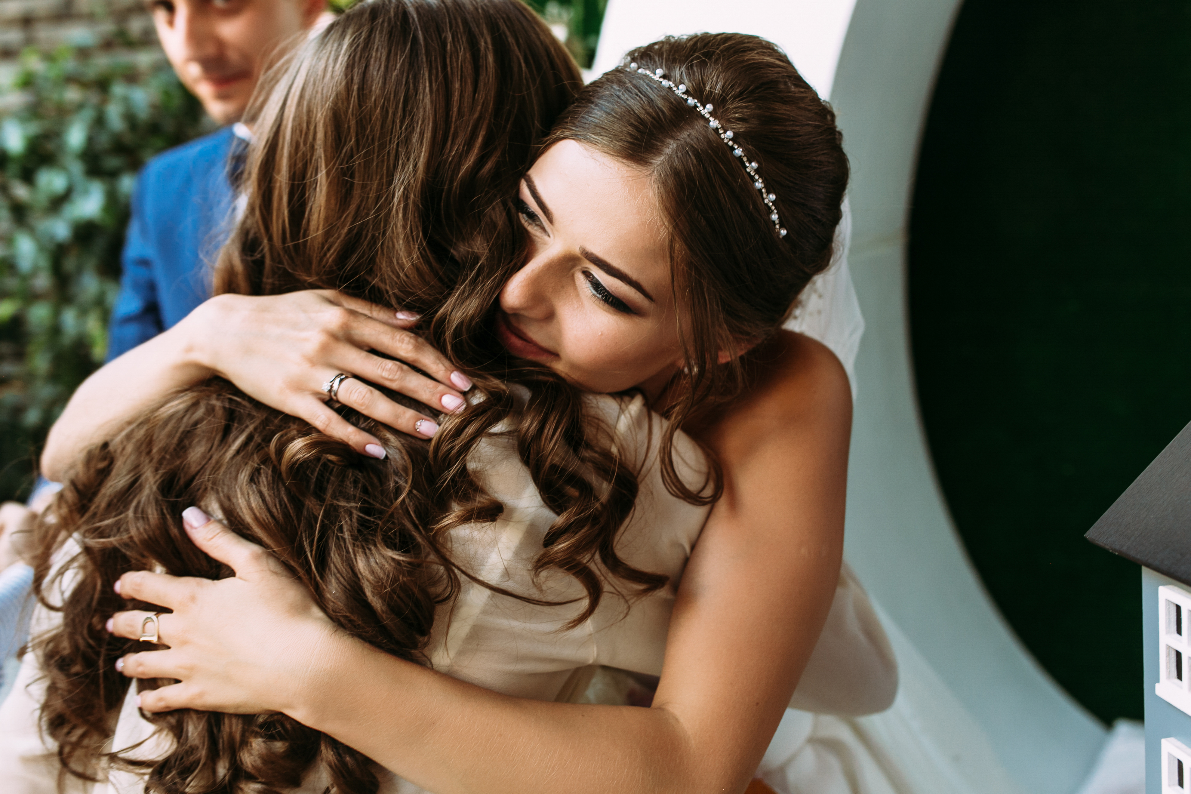 A bride embracing her mom at her wedding | Source: Shutterstock