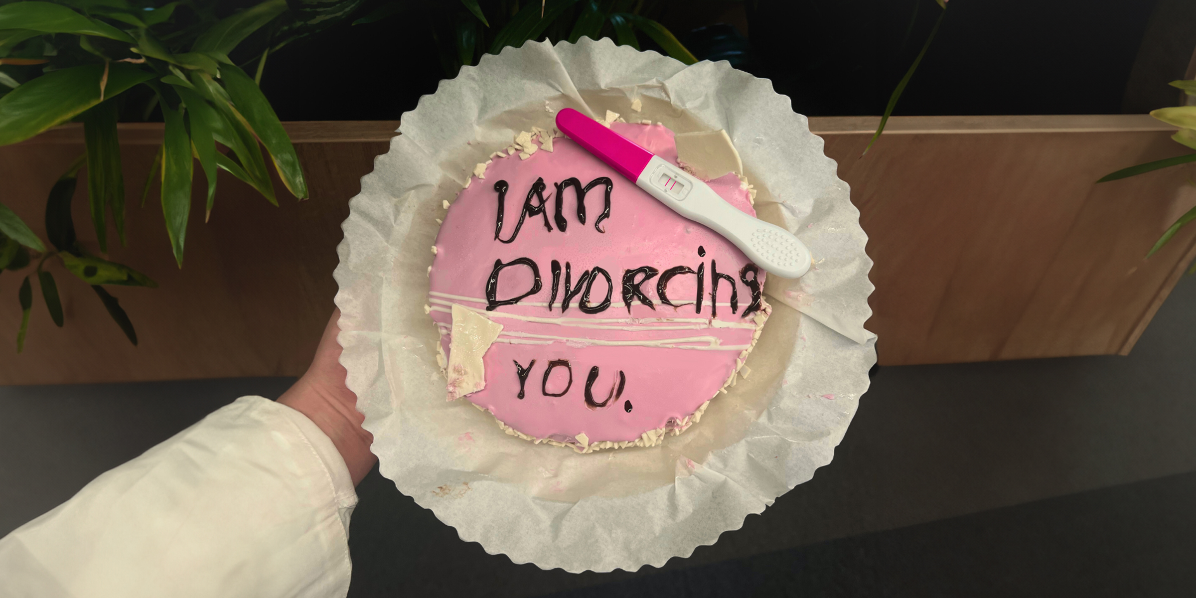 A cake with a message and a pregnancy test | Source: 