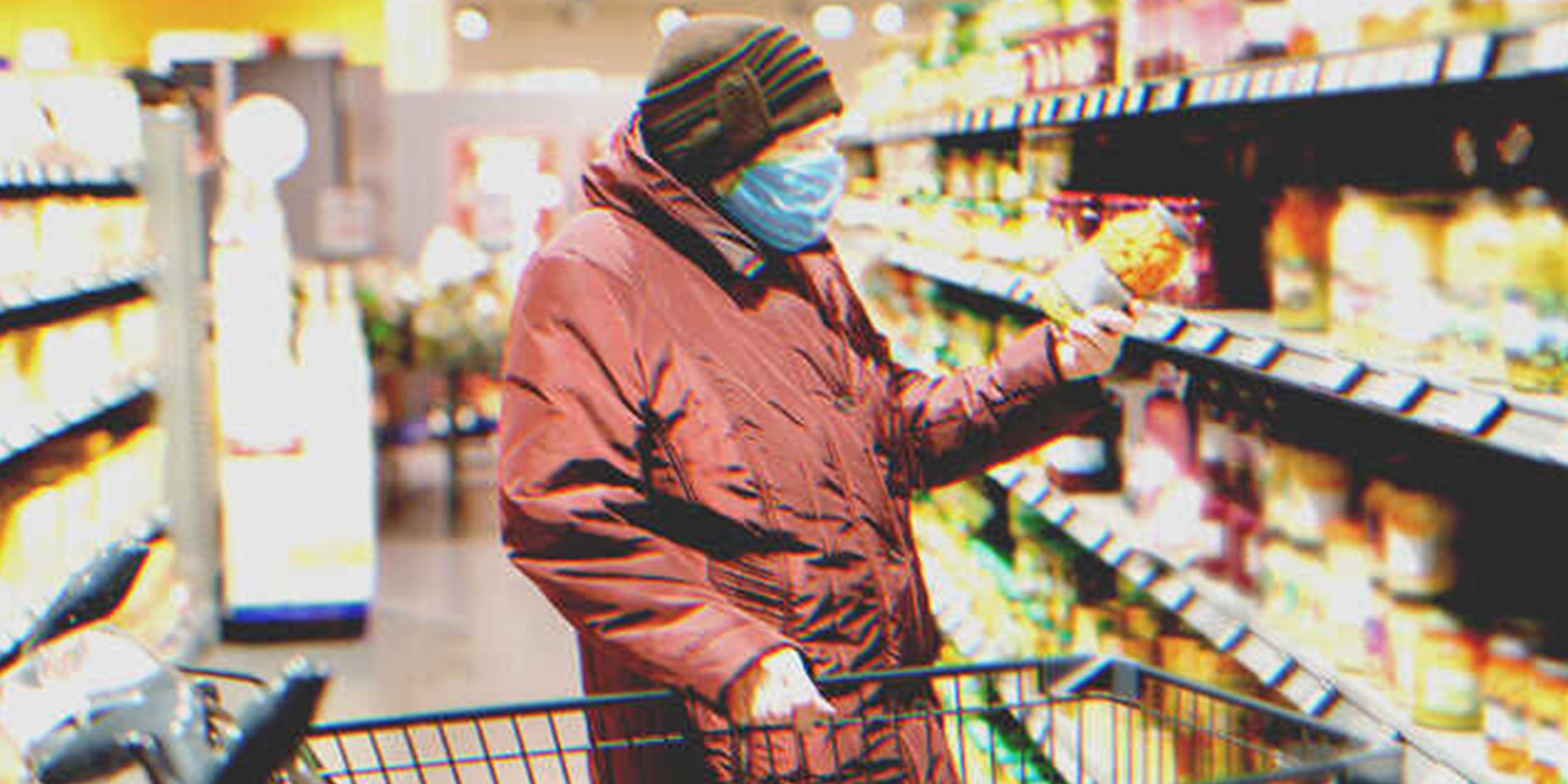 Frau im Supermarkt mit Maske | Quelle: Shutterstock