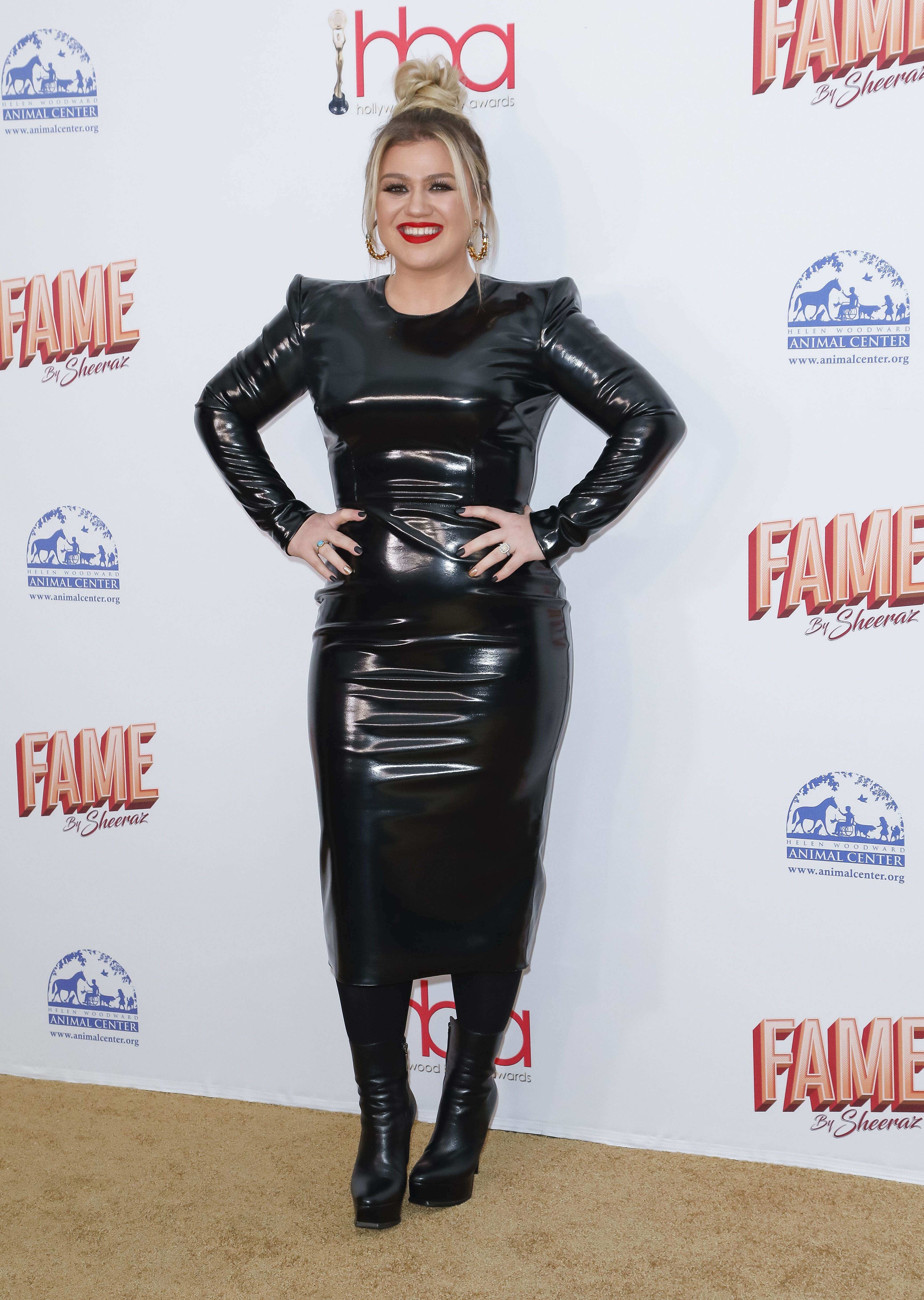 Kelly Clarkson Stunned at Hollywood Beauty Awards in a Black Latex Midi ...