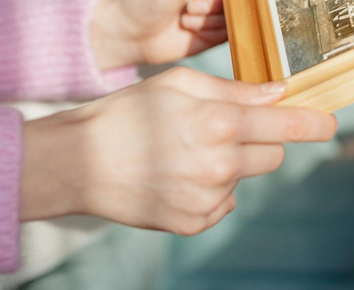 Una mujer sosteniendo un marco de fotos | Fuente: Pexels