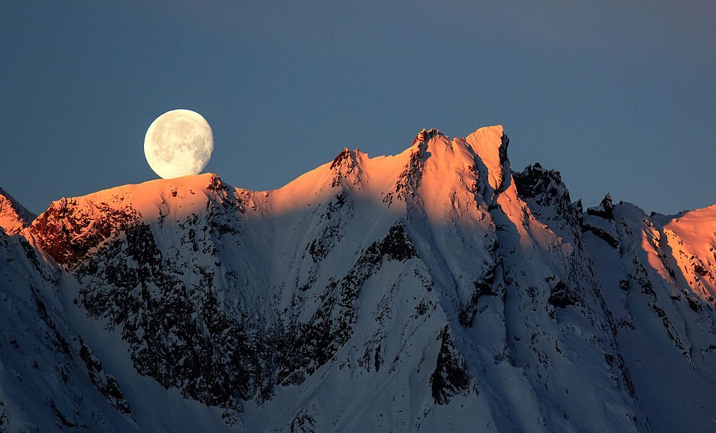 Winter moon overlooking the Austrian Alps, on December 30, 2012, Austria | Photo: Getty Images