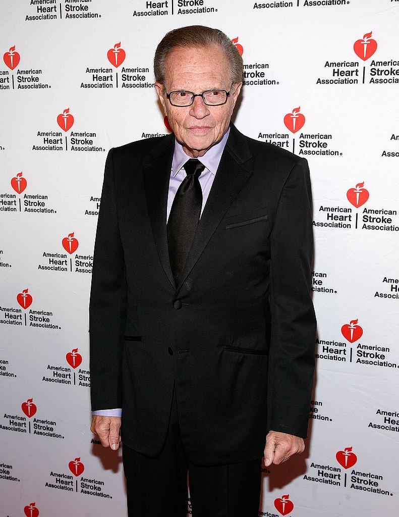Larry King nimmt am New York City Heart Ball 2012 im Grand Hyatt am 19. Juni 2012 in New York City teil. (Foto von Andy Kropa) | Getty Images Larry King nimmt am New York City Heart Ball 2012 im Grand Hyatt am 19. Juni 2012 in New York City teil. (Foto von Andy Kropa) | Getty Images