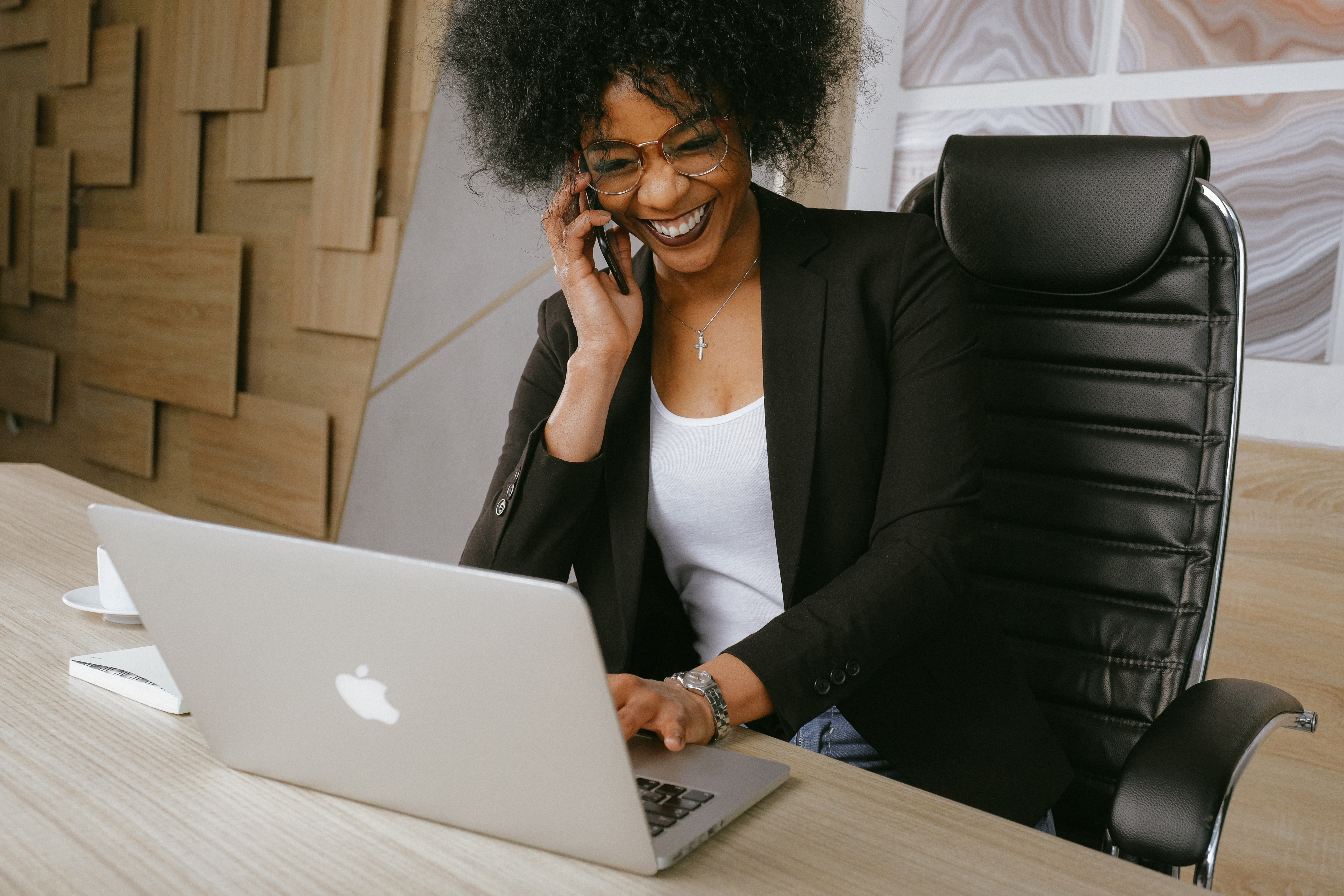 Mujer profesional hablando por teléfono. | Foto: Pexels