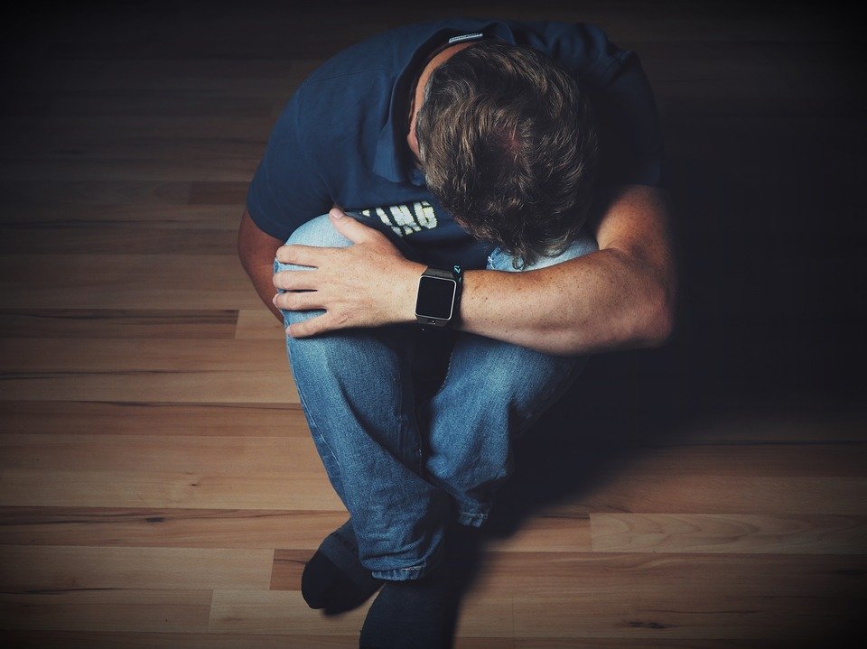 Joven sentado en el suelo con la cara escondida lamentándose. | Imagen: Pixabay