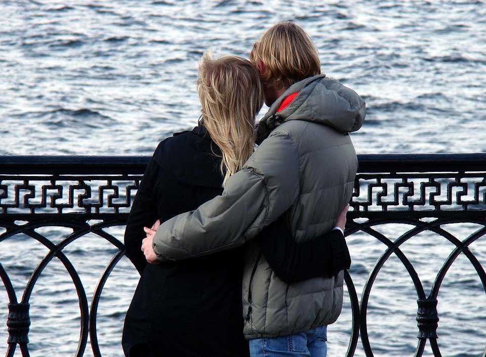 A couple looking at the sea. | Photo: Pixabay
