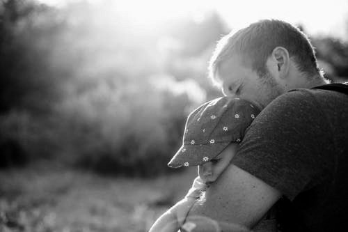 Un enfant serré dans les bras de son papa | Photo: Pexels Un enfant serré dans les bras de son papa | Photo: Pexels