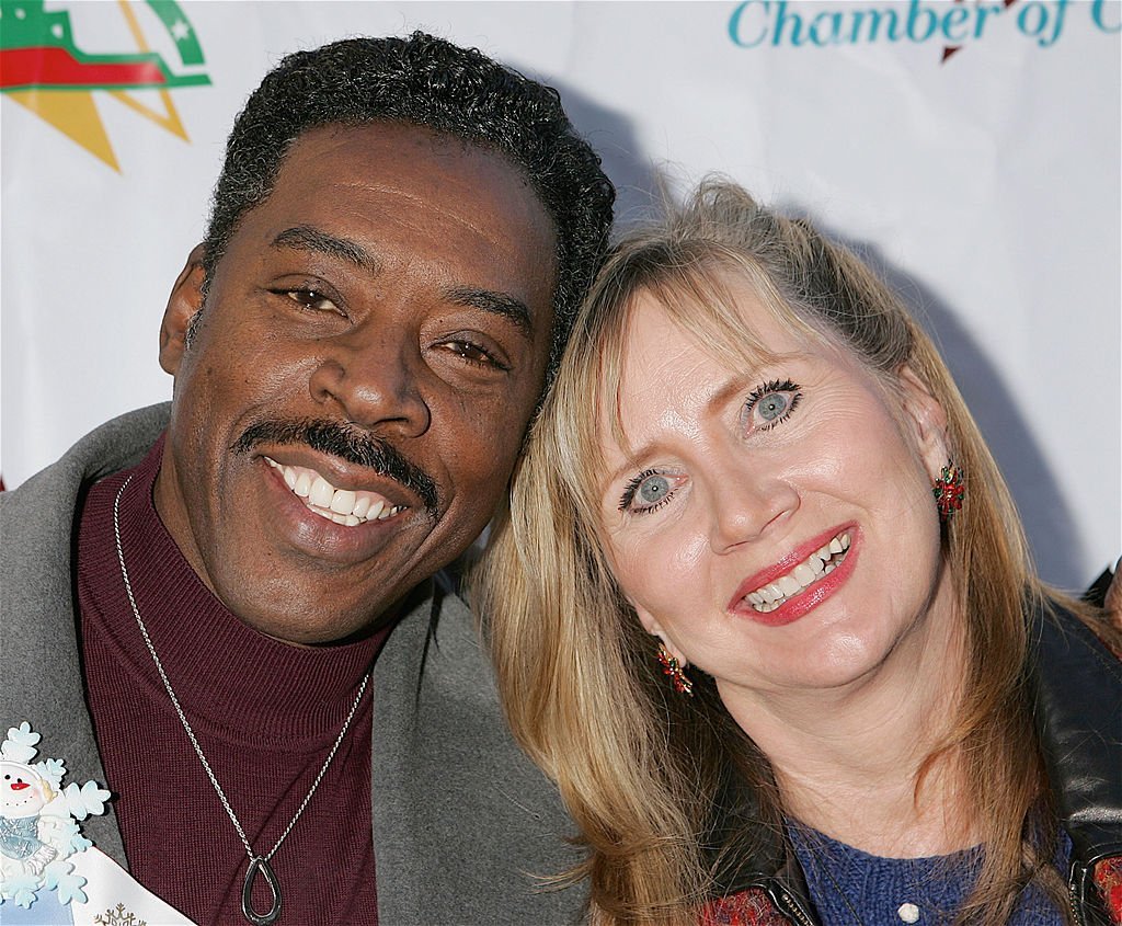 Ernie Hudson poses with his wife Linda at the 2005 Hollywood Christmas Parade in Hollywood. | Photo: Getty Images