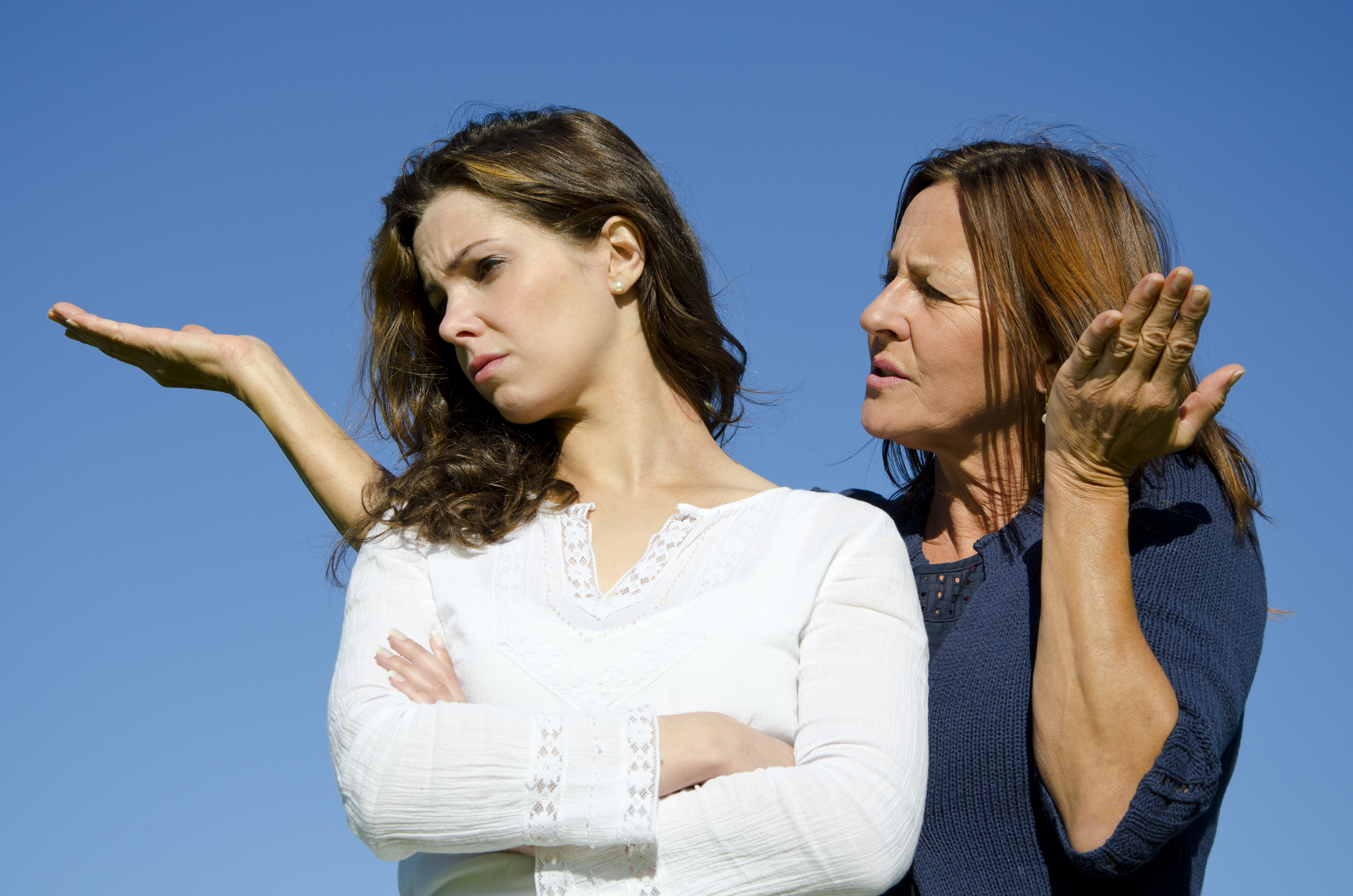 Eine Mutter und ihre Tochter im Streit | Quelle: Shutterstock