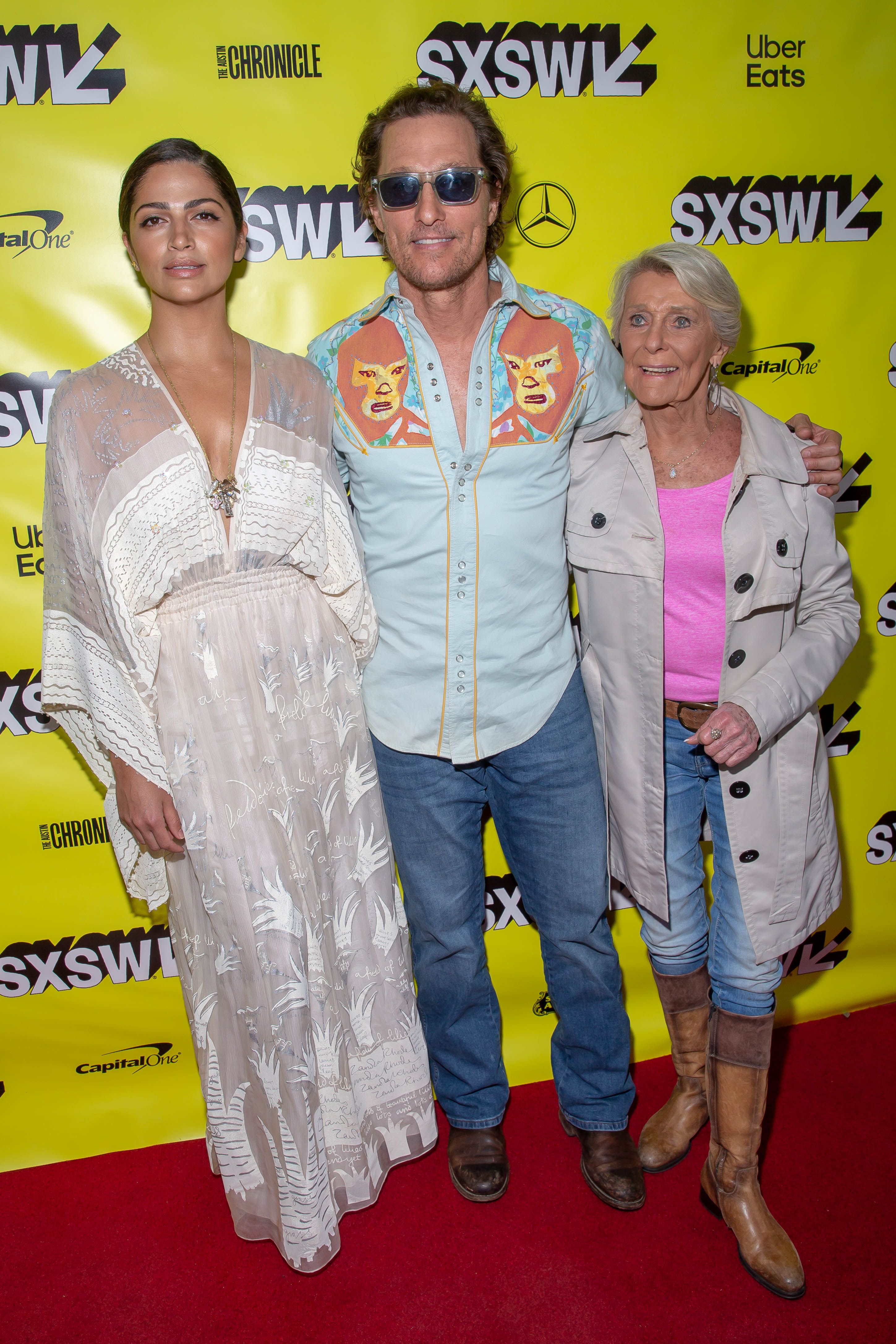 Matthew McConaughey (C), su esposa Camila Alves (L) y su madre Mary Kathlene McCabe (R) asisten al estreno de "The Beach Bum" durante la conferencia y Festivales SXSW 2019 en el Paramount Theatre el 9 de marzo de 2019 en Austin, Texas. | Foto: Getty Images