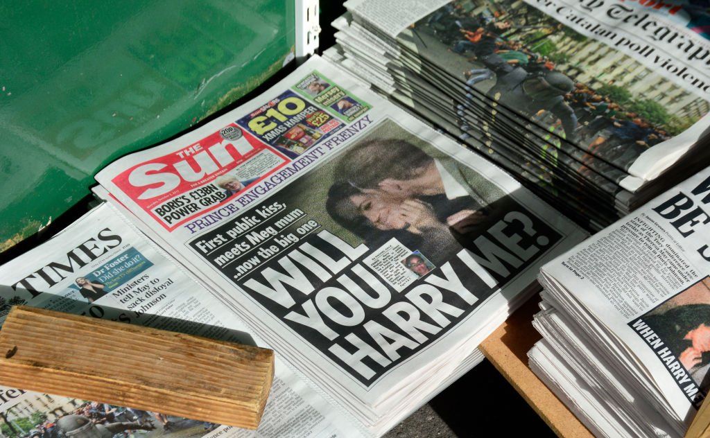 The Sun, en vente dans un kiosque à journaux à Londres, en Angleterre montrant le prince Harry et sa petite amie, Meghan Markle.| Photo : Getty Images 