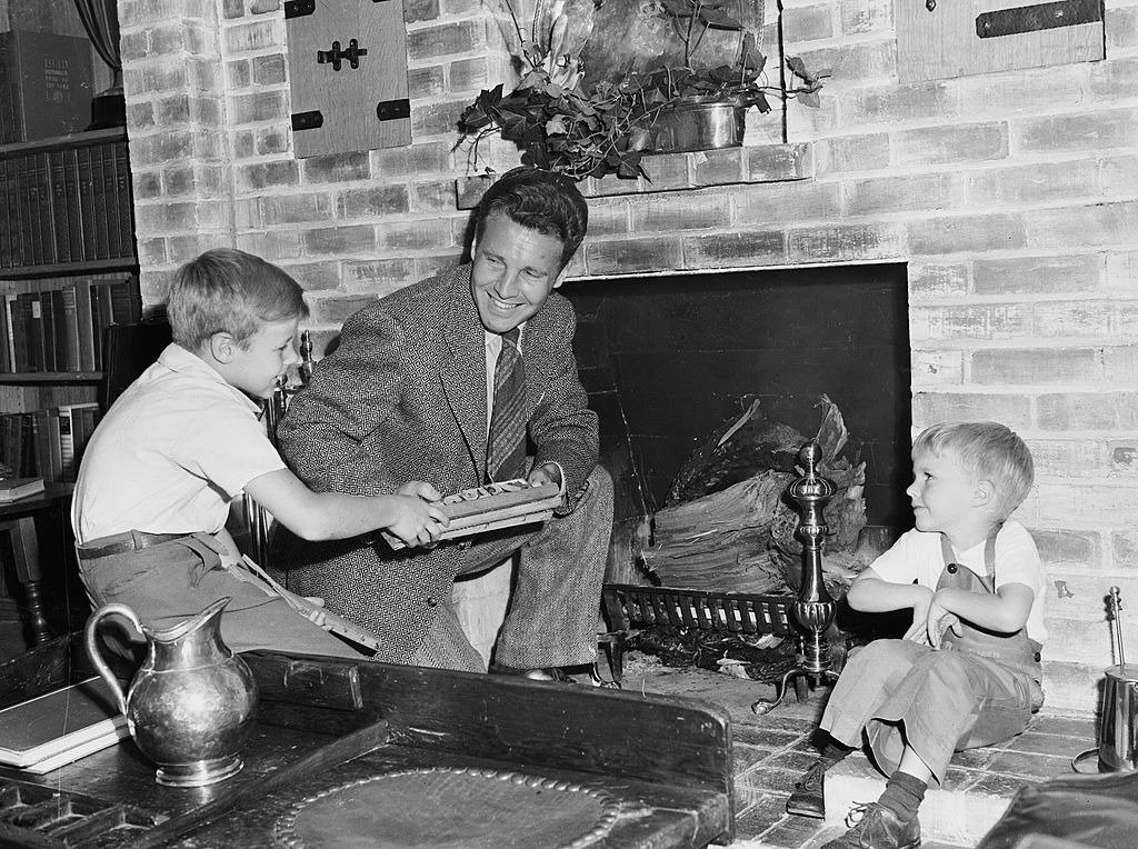Actors Ozzie Nelson (center) with sons David (left) and Ricky (right) are photographed at home on June 15, 1944, in Los Angeles, California | Photo: Getty Image