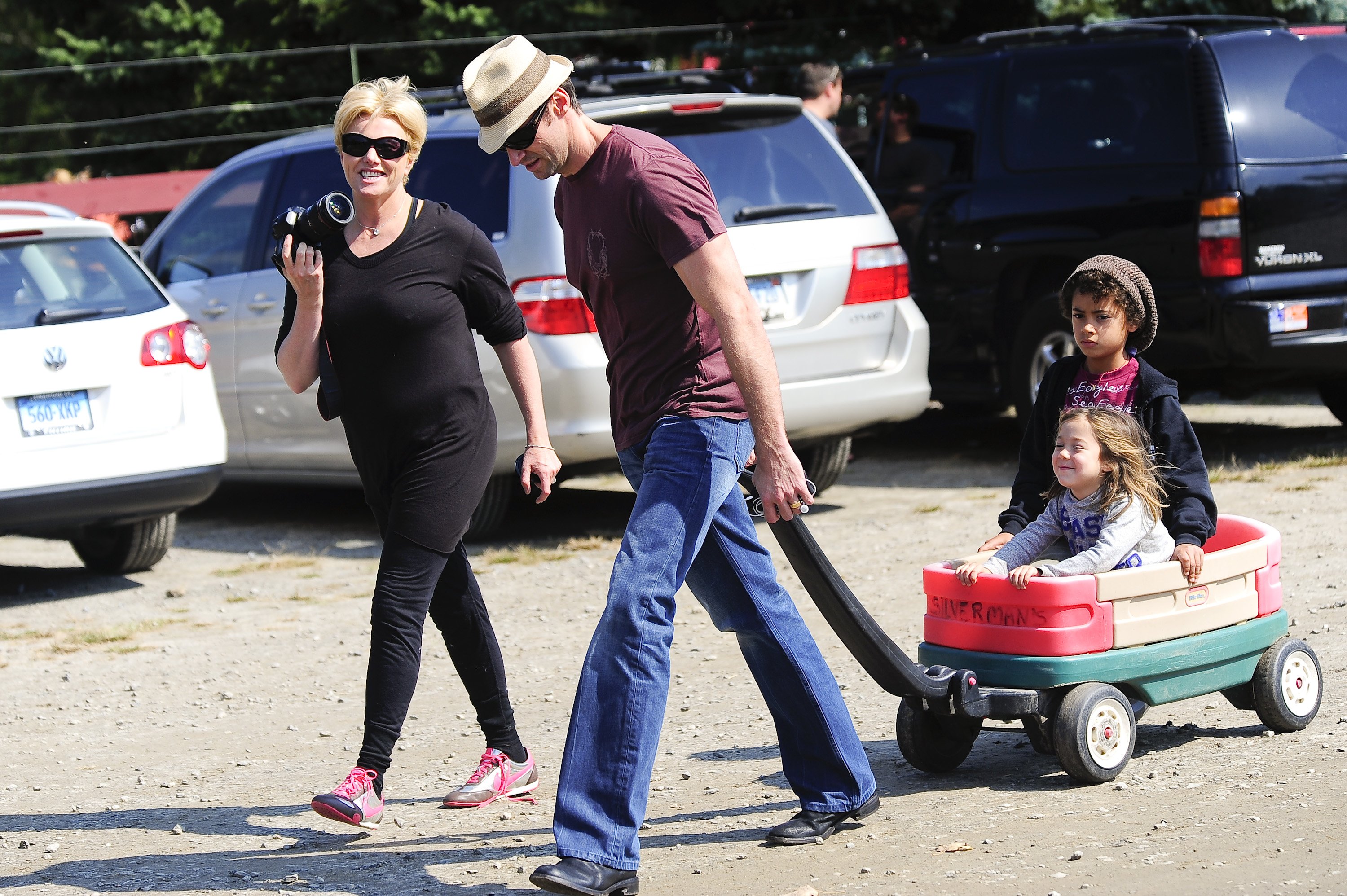 Actors Deborra-Lee Furness, Hugh Jackman and their children Ava Jackman, and Oscar Jackman visit the Silverman Farm on September 28, 2009 in Easton, Connecticut. | Source: Getty Images