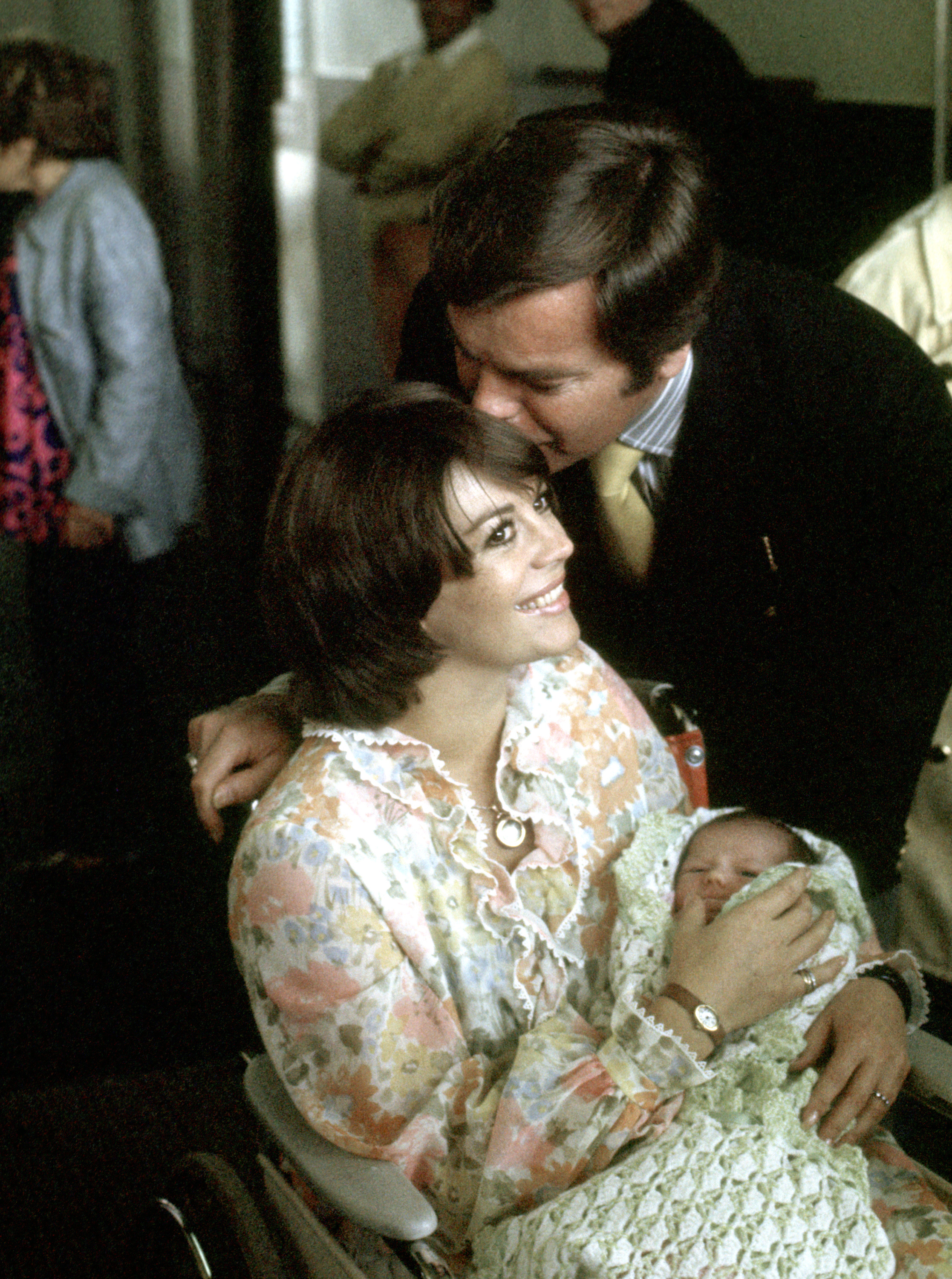 Robert Wagner, Natalie Wood, and Baby Courtney Wagner on March 17, 1974. | Source: Getty Images
