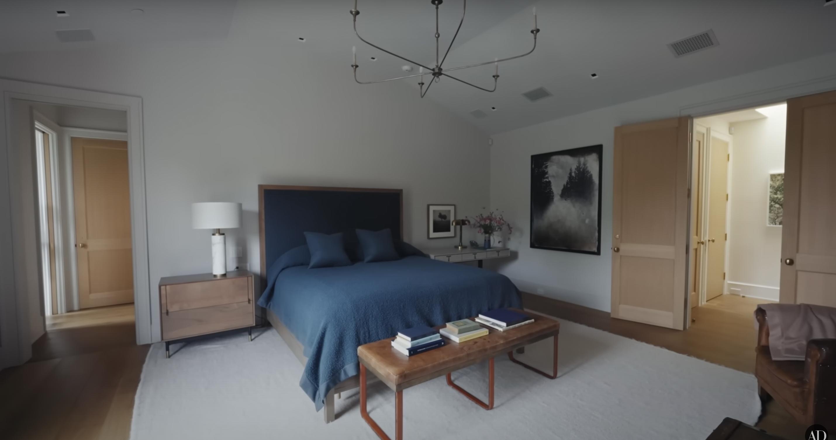 Jennifer Garners bedroom, dated September 3, 2024 | Source: YouTube/@Archdigest